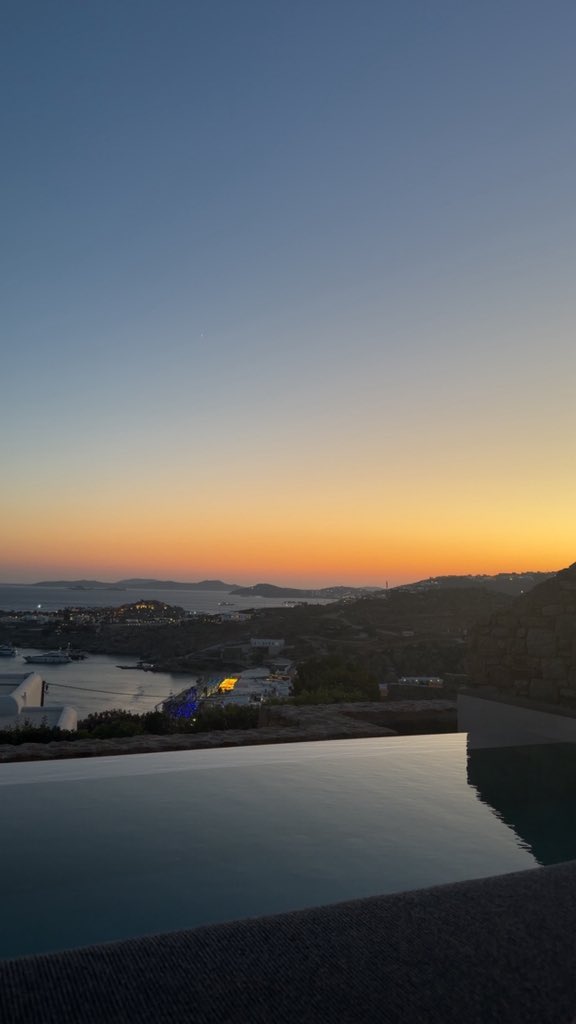 Mayaln94's tweet photo. Lost somewhere between sunset and sunrise. 🇬🇷💙 https://t.co/eQWXMlJXtr