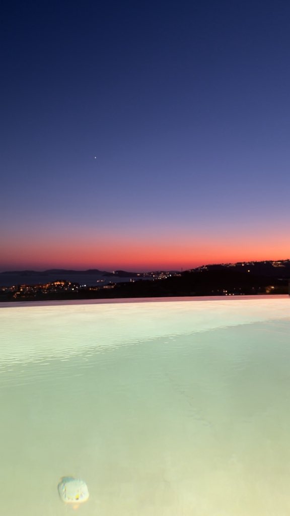 Mayaln94's tweet photo. Lost somewhere between sunset and sunrise. 🇬🇷💙 https://t.co/eQWXMlJXtr