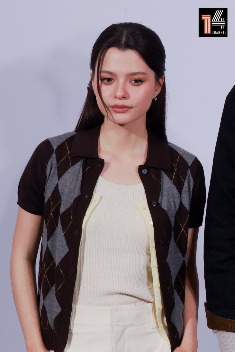 CarolFuhrop's tweet photo. Sencilla o no, con lo que se ponga se ve preciosa😍 a darle mucho amor a nuestra reina menor❤️
REBECCA X UNIQLO FW
#BeckyxUNIQLO2026FW https://t.co/7mifwG2s8P