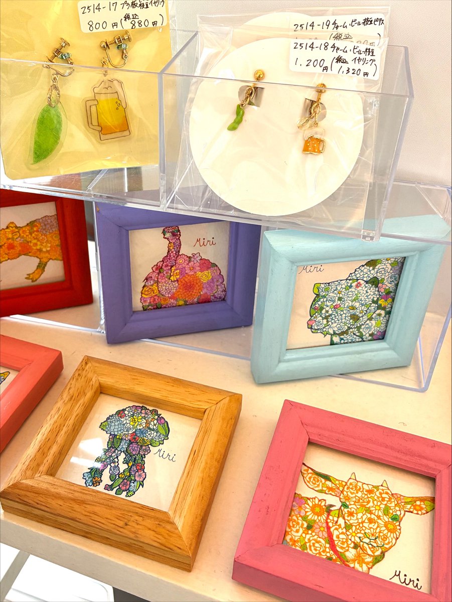 isshikishoten's tweet photo. #宴を楽しむ作品展

実理さん @miri_drawing 

今回は宴作品ということでビールと枝豆の耳飾りや原画コースターが素敵です！

花いっぱいで描かれた実理さんの動物原画はミニ額で飾りやすいですよ♪

バッグやカードなどグッズも🙆‍♀️

 #ハンズオン一色商店コラボ https://t.co/aelbJGQNVa