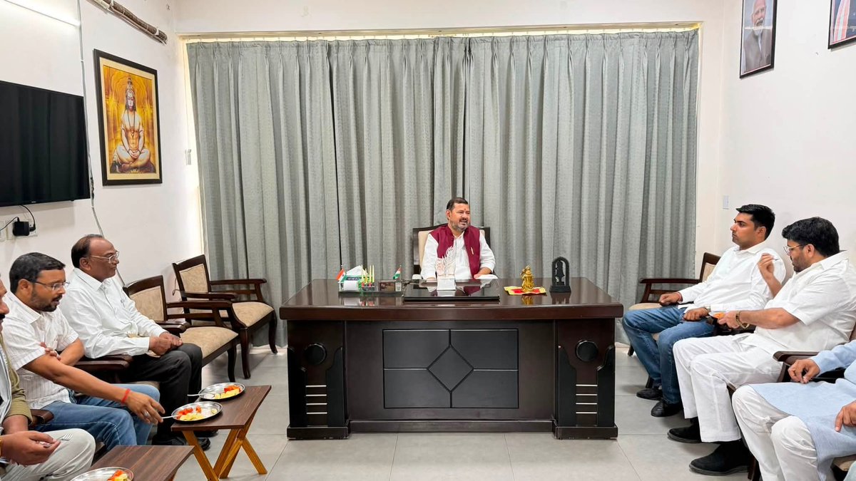 Ashokkatariya9's tweet photo. आज प्रातःकाल लखनऊ में अपने शासकीय आवास पर आगंतुक बधुओं से संवाद करते हुए । https://t.co/6ZaJEYqViu