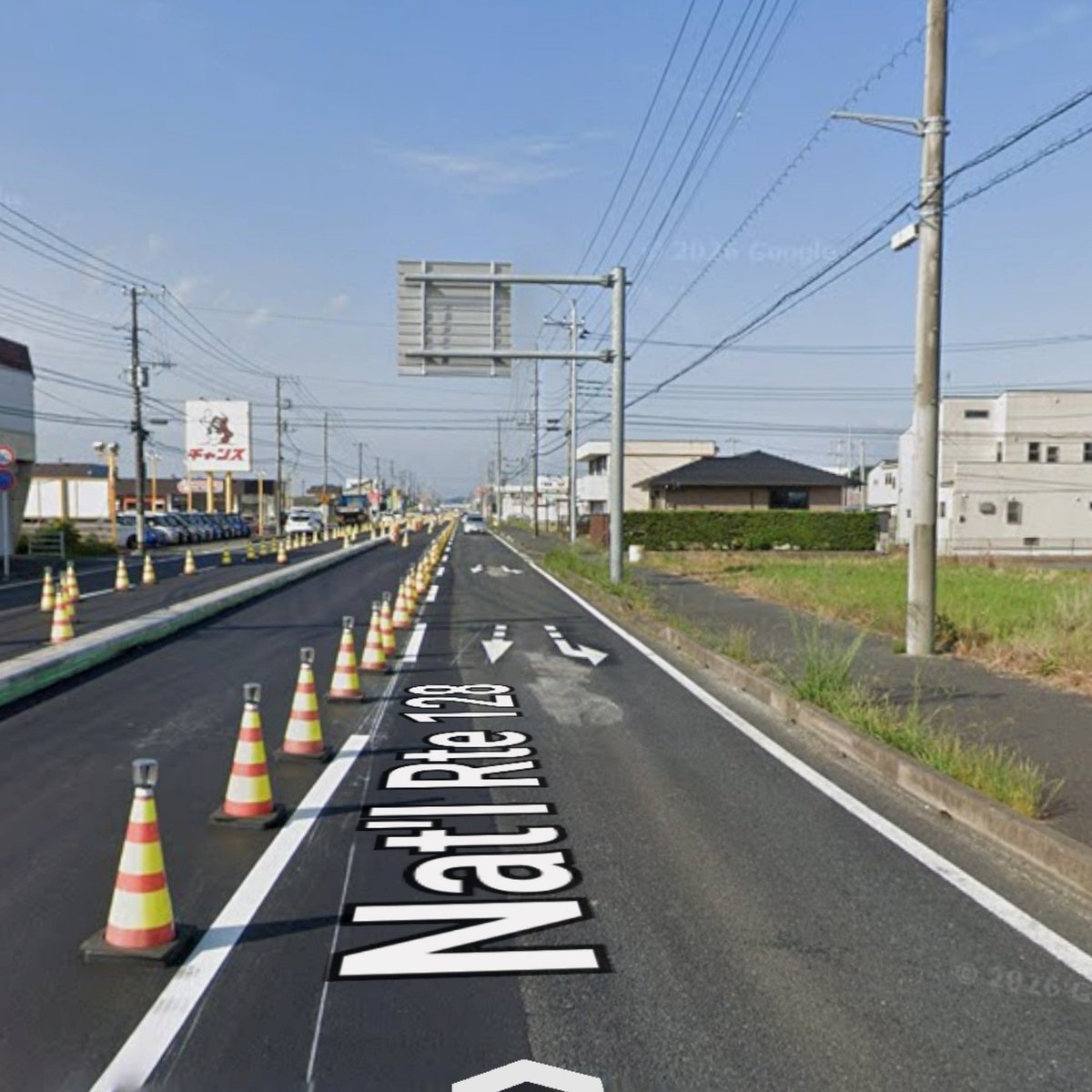 RTA_info's tweet photo. @Chitta_Mazda3 Google mapを見る限りですが、位置や若干右に傾いているように見えることから、2023年の道路工事で第二車線が規制されていたときに設置された予告標示だと思いますね。

消し忘れか、塗りつぶしたものの摩耗で再び現れたかのどっちかかと。

https://t.co/Nb2AUr75Xm

https://t.co/02e2OnNFdF https://t.co/1LoqHOu8uu