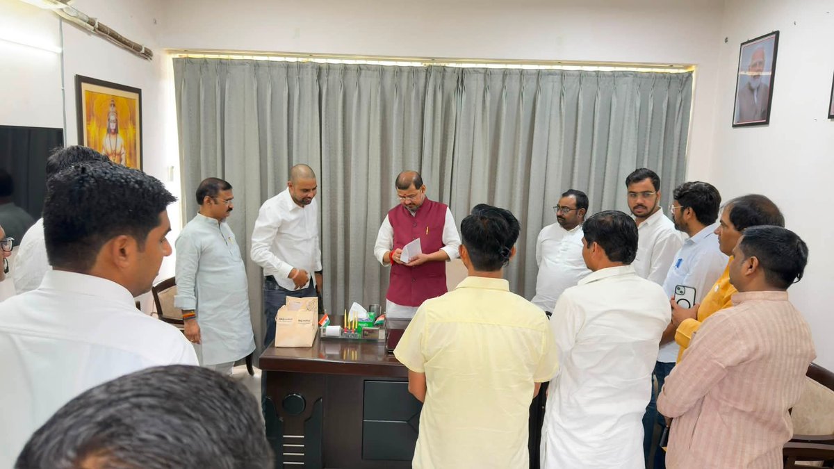 Ashokkatariya9's tweet photo. आज प्रातःकाल लखनऊ में अपने शासकीय आवास पर आगंतुक बधुओं से संवाद करते हुए । https://t.co/6ZaJEYqViu