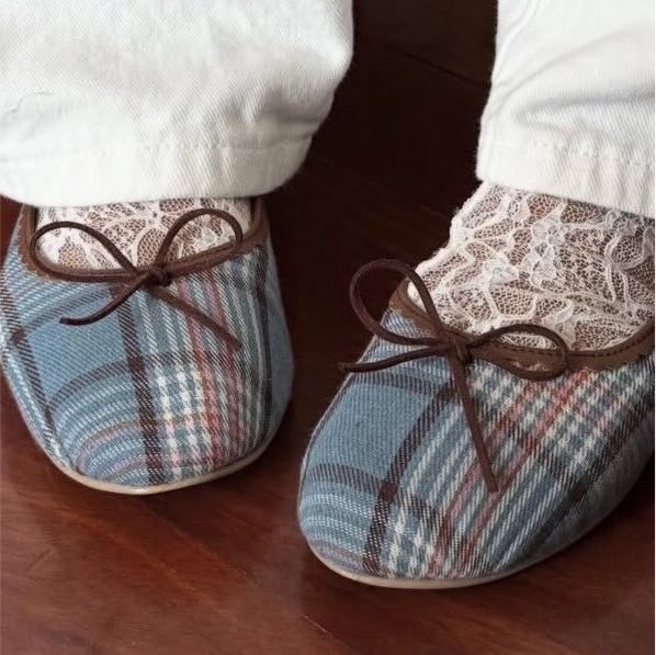 sonhosaurus's tweet photo. มาแนะนำรองเท้าคู่นี้ให้ งาน handmade ช่างไทยทำด้วยย เป็นผ้าลายสก็อต ใส่แล้วน่ารักโคตรรร🤏🏻 เอามาแมชท์ได้หลายลุคเลยคั้บบ🩰🐰🍐 https://t.co/VYqfwvH9kz