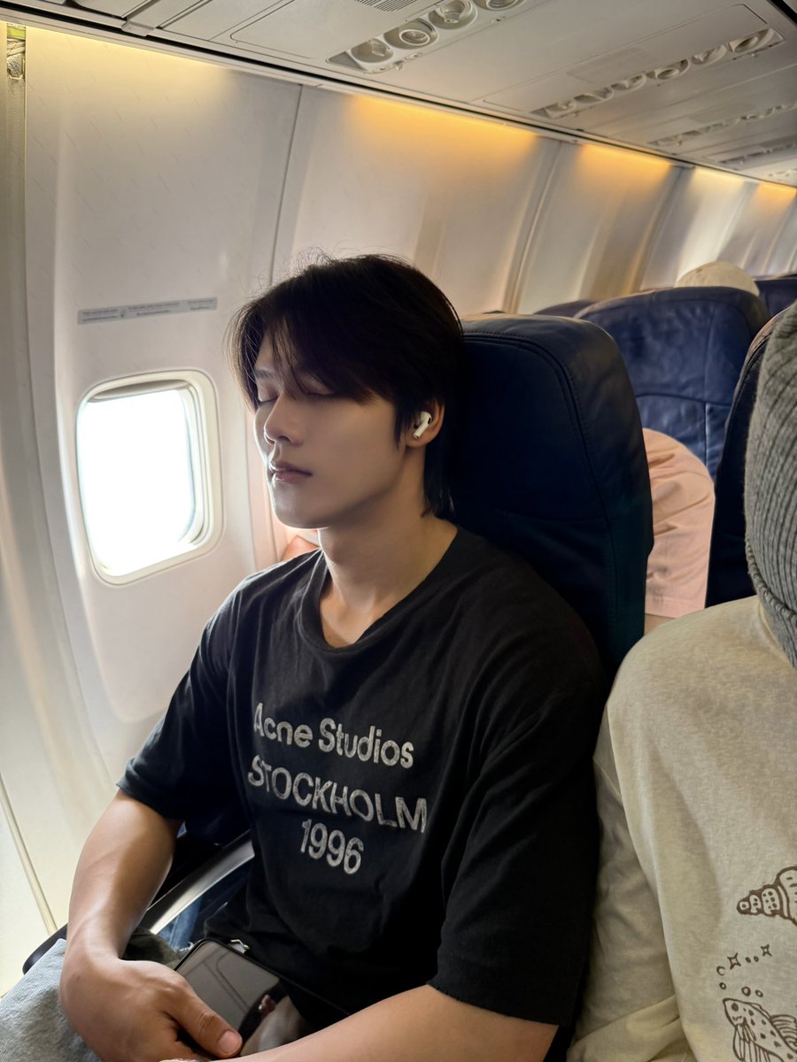 basjtr's tweet photo. BS Brother at CNX ⛰️

1.อยากจะวิ่งเยอะไปหน่อยแต่ก็ยังทำลายสถิติไม่ได้🫢
2.เตรียมตัวเข้าป่า🌳
3.เมาดอย ⛰️
4. ????
 
#ซอโซ่ล่ามธีร์ปิดกล้องแล้ว https://t.co/7cHqKszJgd