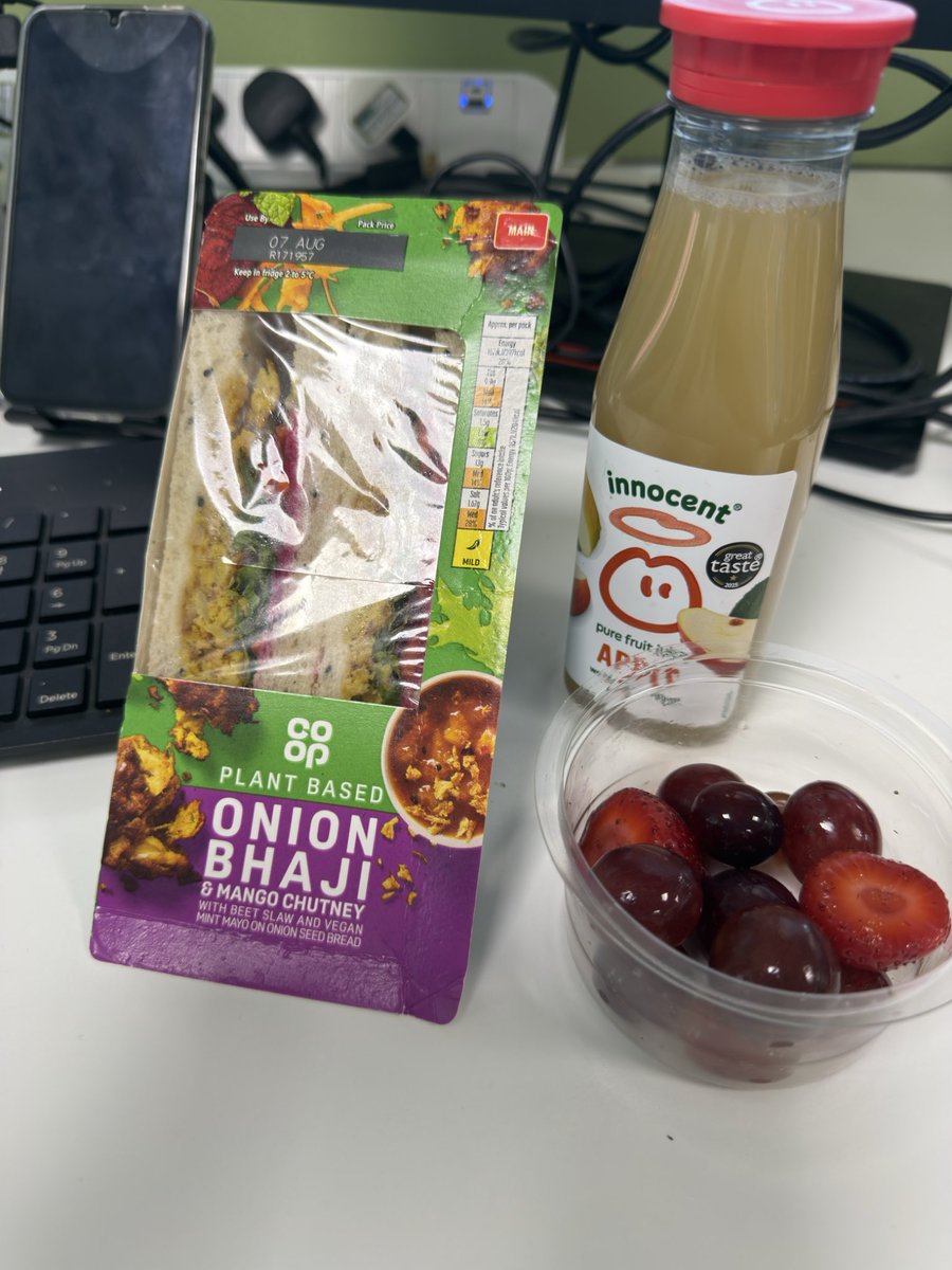 kidnapped_teddy's tweet photo. #Vegan Office lunch
Onion bhaji sandwich ๐ฎ๐ณ
Strawberry & grape ๐๐
Apple juice ๐
Possibly the greatest plant based sandwich ever created ๐
#VeganAF #GoVegan https://t.co/MxkctUefLL