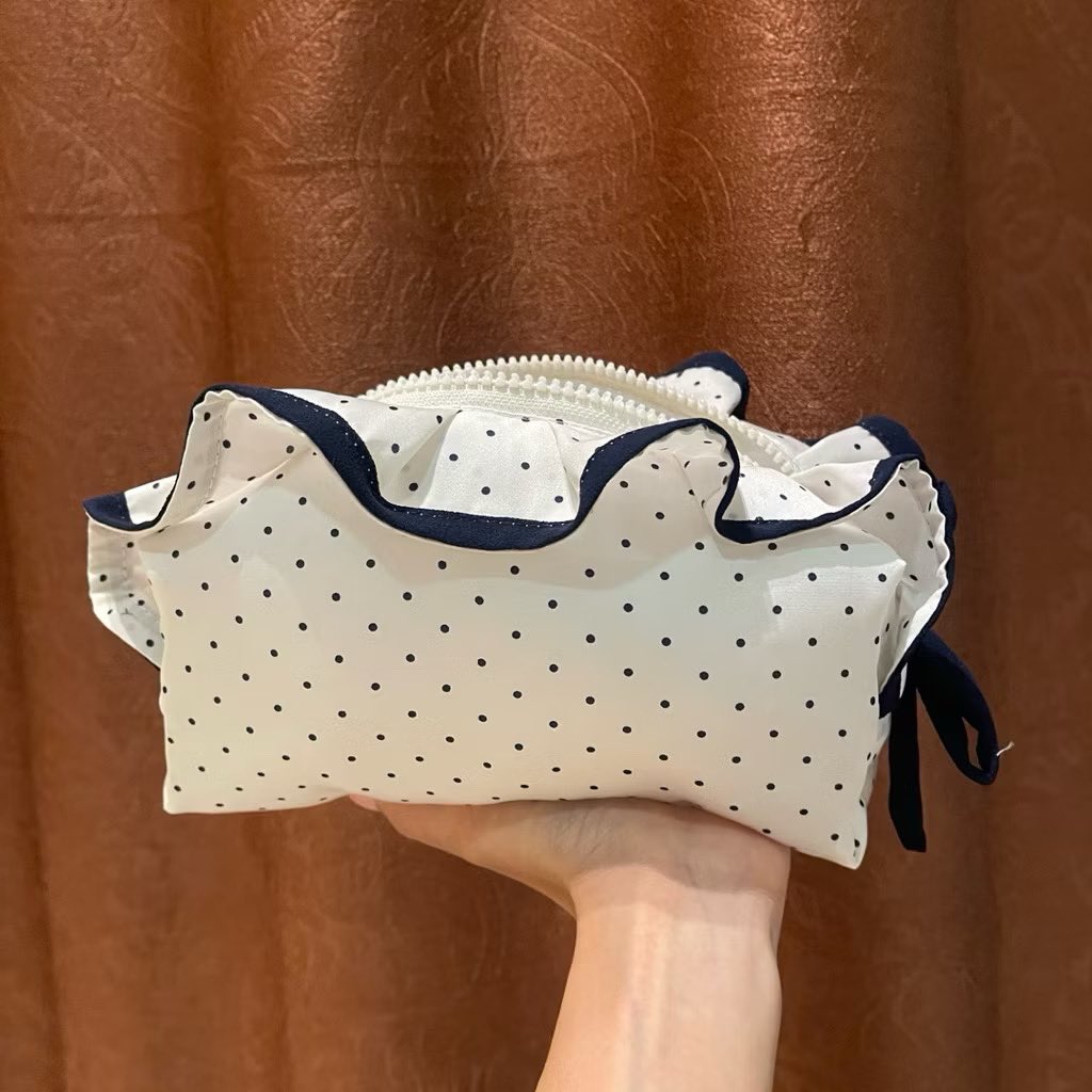 noonapoyoyoi's tweet photo. fix! aku ga akan pernah bosen racunin pouch make up😋🤏🏻 https://t.co/SQJlo8r4GZ