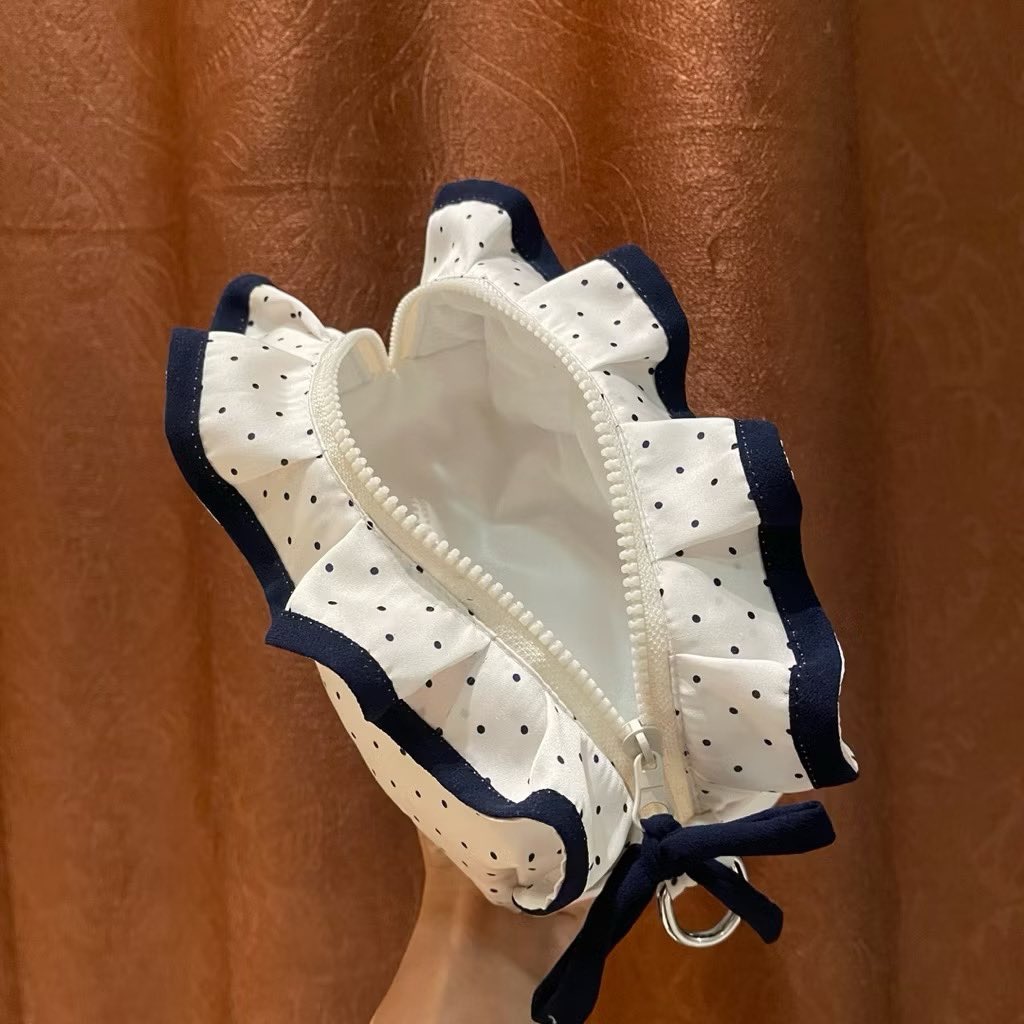 noonapoyoyoi's tweet photo. fix! aku ga akan pernah bosen racunin pouch make up😋🤏🏻 https://t.co/SQJlo8r4GZ