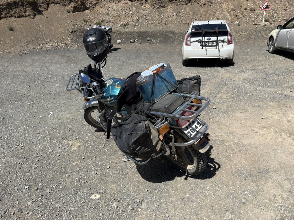 teirikop's tweet photo. バックパック紛失

ヨリーンアム〜幹線道路の間で落ちたっぽい…
すぐにバックパック探しに戻って2往復したけどない
誰に聞いても知らない
多分持っていかれた

警察行ってもない
紛失届は大使館専任通訳を雇う必要があるらしい

大使館の人をガソリン問題について説明を受けた

今回の旅は散々だな… https://t.co/N14YjDSRqY
