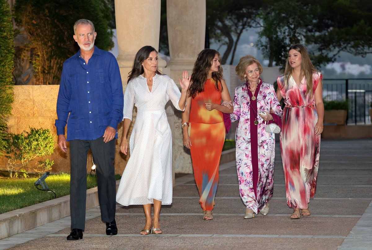 LaEtxebarria's tweet photo. Lo digo alto y claro. Lo que lleva la Reina Sofía es un caftán. La vestimenta tradicional marroquí.
La diferencia entre un kaftan y una chilaba es la capucha. La chilaba siempre la lleva integrada y el kaftan no. Además, el kaftan es una prenda de lujo para fiestas, mientras que la chilaba es una túnica práctica para el día a día.
Me da igual  lo diseñó un español porque sigue siendo un caftán.
Una de las vestimentasmás importantes y representativas de Marruecos. Aunque tiene raíces históricas compartidas con otras culturas de Oriente Medio y Persia, la versión de Marruecos ha desarrollado una identidad propia y un gran valor artesanal, y se lo reconoce como parte de su patrimonio cultural.
Cualquier persona que haya vivido en Marruecos acaba teniendo uno o dos casfanes en su vestuario. Yo misma tengo varios. 
Por mucho que esté caftan lo haya diseñado un español, no me parece inocente llevar un caftán precisamente ahora.( Cuando casi  nunca había llevado uno antes)
Y me gustaría que alguien me diera una explicación,  porque yo tengo la mía.