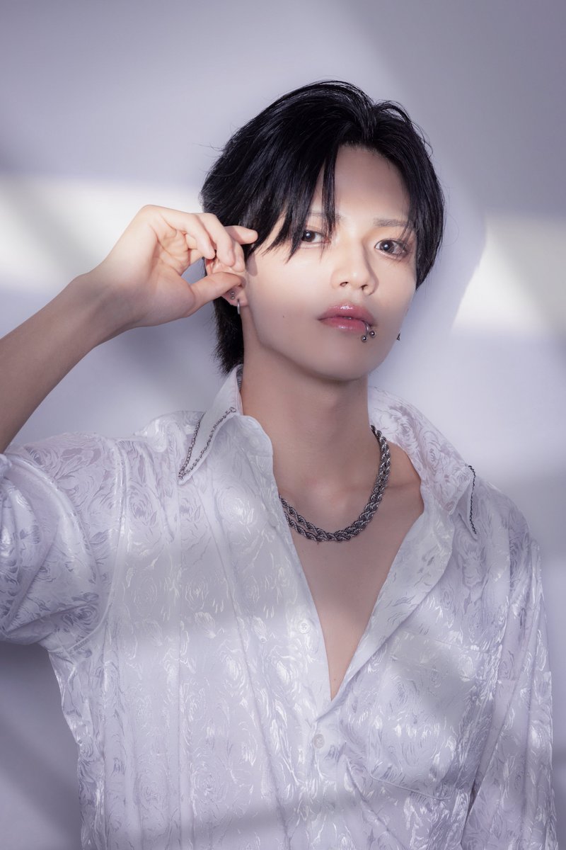 bloomchic_info's tweet photo. ❦  ──────  ⋆｡♛｡⋆  ──────  ❦
                                
　　                𝐁𝐥𝐨𝐨𝐦 𝐂𝐇𝐈𝐂
　         𝐌𝐄𝐌𝐁𝐄𝐑 𝐑𝐄𝐕𝐄𝐀𝐋 𝟎𝟐

                            “ 𝐑𝐄𝐃“ 
        天城 奏夢(Amagi Kaname 19歳)

　　        【@bloomchic_amagi】

            「俺と夢を奏でよう、お姫様」

　　               ♡＋RP＝500
         公式Xフォロワー600人達成で
　                次の王子様を公開──👑⚫️

 ❦ ──────  ⋆｡❀｡⋆  ────── ❦