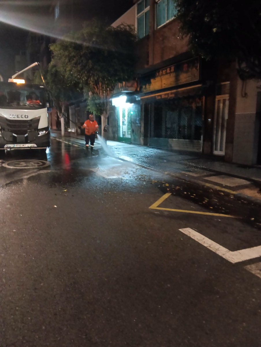 LimpiezaLPGC's tweet photo. BALDEO
Trabajos  de #baldeo (manual y mecanizado) y limpieza con máquina #hidrolimpiadora (aceras y espacios ocupados por contenedores) en la calle Don Pedro Infinito de la AV de Escaleritas a Gerona. https://t.co/lU0r3WEqV4