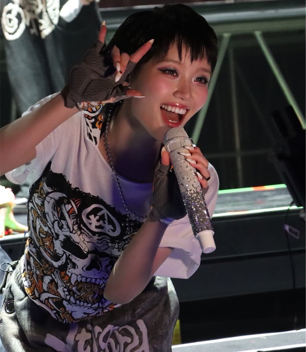 hourlychisa tweet picture