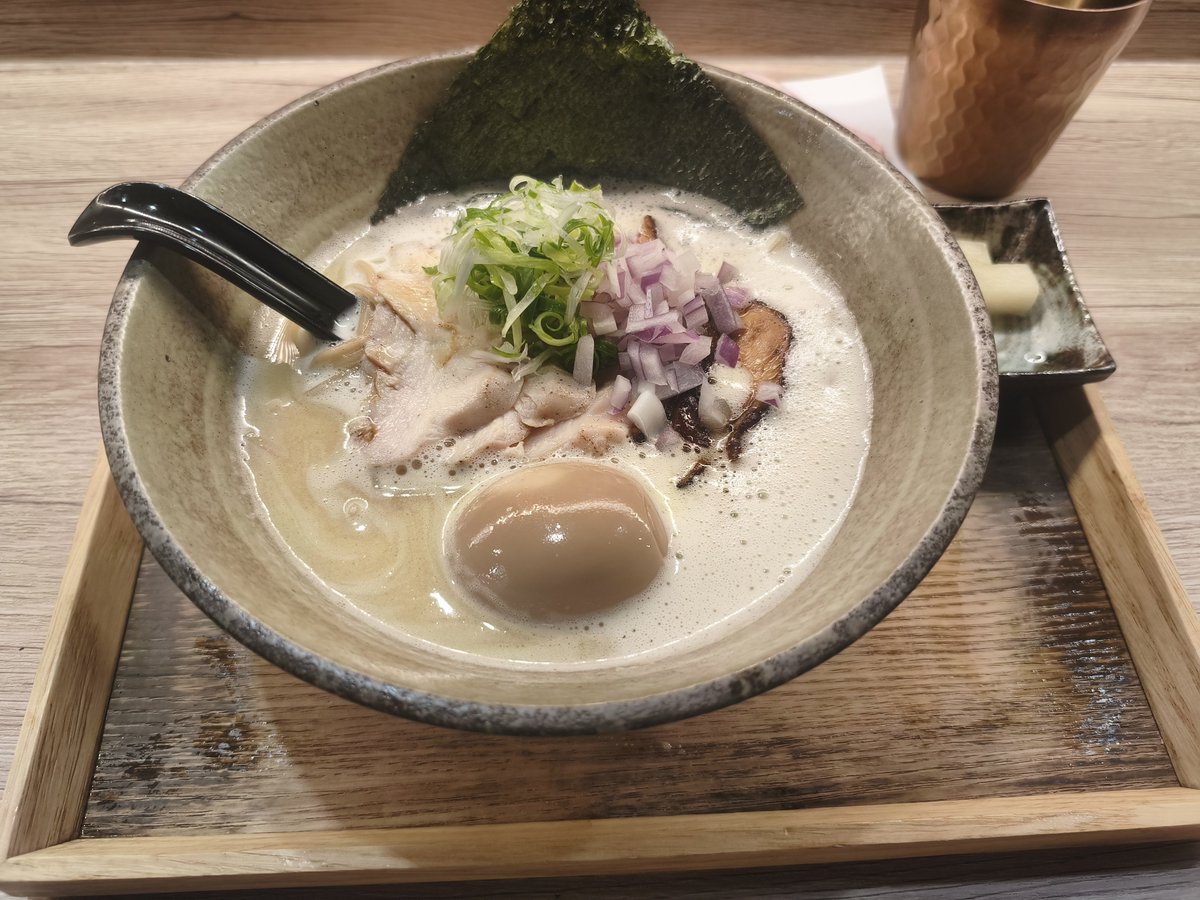 plode_purodo's tweet photo. 劇団シリウスの新妻八恵です。
今日は麵処鵲月さんにお邪魔しています。
ｽﾞﾙｽﾞﾙ！！
ﾊﾟｸﾊﾟｸ！！
と5秒で完飲。
"圧倒"すみません。
ワールドダイスターになる為に立ち止まっては居られません。 https://t.co/FxFMeW2oPC