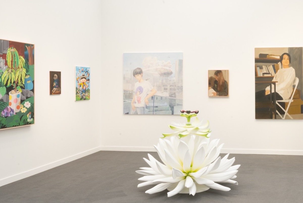 Kaikaikiki_kkg's tweet photo. Utanhole @utanhole さんは、昨年自主開催された個展の展示風景をSNSで拝見したことをきっかけにお話を始め、今年1月にシンガポールで開催されたアートフェア「ART SG 2026」を皮切りに、「Frieze Los Angeles 2026」「Art Basel Hong Kong 2026」など、カイカイキキギャラリー @Kaikaikiki_kkg のブースで作品を発表してきました。

また、「welcome.jpeg」をはじめとする海外のInstagramメディアでも繰り返し特集されるなど、その作品のフォロワーは日本国外に厚く広がっています。

今回、Utanhole @utanhole さんが登壇するのは、8月16日（日）開催の特別トーク「SNSで出会った作家たち」です。これまで動画インタビューは何度か公開してきましたが、公開のトークイベントでお話を伺うのは今回が初めてとなります。

参加は事前申込・抽選制です。
応募締切は8月7日（金）23:59となります。

■トークイベント
「SNSで出会った作家たち」
8/16（日）16:00–17:30（15:00開場）
登壇：くらやえみ／Utanhole／黒瀧舞衣／夢野くる
モデレーター：村上 隆
会場：Kaikai Kiki Gallery
@Kaikaikiki_kkg 
参加費：1,000円

事前申込・抽選制
参加抽選の応募は画像のQRコードから。締切は8月7日（金）23:59です。

https://t.co/h9JFFRn8Ew

また、会場のKaikai Kiki Gallery @Kaikaikiki_kkg では、SNSをきっかけに活動を広げた作家たちによるグループ展「SNS で出会ったアーティスト達― 出会ったその時・現在・未来 ―」も同時開催予定です。

© Utanhole