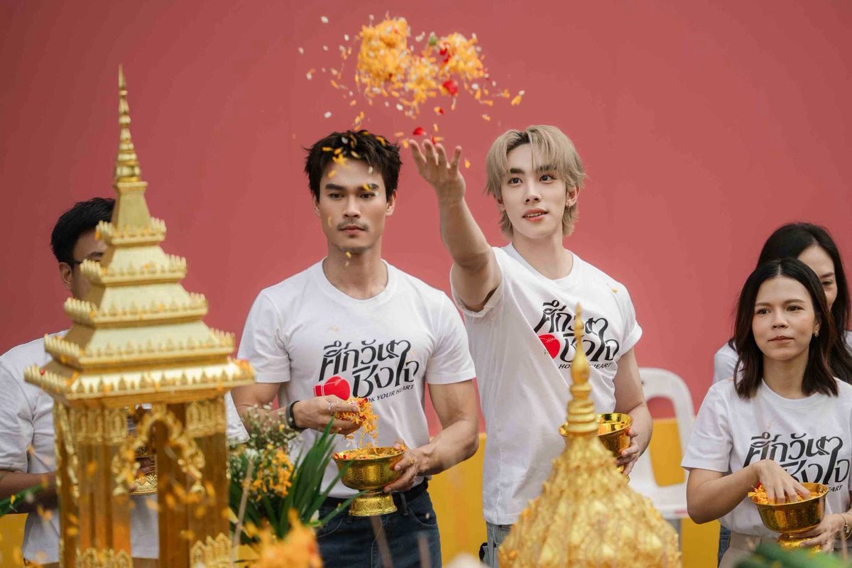 woopmag's tweet photo. เปิดยกแรกก็ฮุกใจ! "ดีแลนด์-ชอน" เคมีแรงเกินต้าน
บวงสรวง iQIYI Original "Hook Your Heart ศึกวันชิงใจ" คึกคัก
#HookYourHeart #ศึกวันชิงใจ #iQIYIOriginal #iQIYI #IronStudio
#DelandDechochai #ShawnChawitkan
ประมวลภาพ 📌https://t.co/nUb6QaGZu7
หลัง iQIYI Thailand ประกาศเปิดโปรเจกต์ iQIYI Original "Hook Your Heart ศึกวันชิงใจ" ซีรีส์แนวโรแมนติกดราม่าสายกีฬาที่ดัดแปลงจากนิยาย BL ชื่อดังของ marchy อย่างเป็นทางการ ก็ได้รับกระแสตอบรับอย่างล้นหลามจากแฟน ๆ ทั้งสายซีรีส์ สายนิยาย และแฟนคลับของนักแสดง ที่ต่างเฝ้ารอติดตามความคืบหน้าของโปรเจกต์เรื่องนี้อย่างใกล้ชิด
ล่าสุด iQIYI Original "Hook Your Heart ศึกวันชิงใจ" ได้ฤกษ์ดีจัดพิธีบวงสรวงเปิดกล้องอย่างเป็นทางการ ณ ลานพระพิฆเนศ ศูนย์การค้ายูเนี่ยน มอลล์ เพื่อความเป็นสิริมงคลก่อนเริ่มต้นการถ่ายทำ โดยมี โคโค่ หยาง Managing Director, iQIYI Thailand, เศกสิทธิ์ เป็นดี Director, Project Development & Artist Development, iQIYI Thailand, ฬอน - คณวัชร สังวริบุตร ผู้บริหาร Iron Studio และผู้กำกับ, แอน - ปรัตธนันท์ สังวริบุตร ผู้บริหาร Iron Studio ร่วมพิธี พร้อมด้วยนักแสดงนำ ดีแลนด์ - เดโชชัย ธิติอภิธาน และ ชอน - ชวิศการ วรโรจน์โยธิน รวมถึงนักแสดงอีกคับคั่ง อาทิ แก้ม - ญาณิศา ธีราธร, ต้อง - สมิตพงศ์ สกุลพงศ์ชัย, กัส - สัจจกุล กุลดา, น้ำมนต์ - กฤตนัย อาสาฬห์ประกิต, เอ๊กซ์ - ปิยะ วิมุกตายน และ เป่าปิง - ด.ญ. ธัญชนิด เดชเส้ง บรรยากาศภายในงานเต็มไปด้วยความอบอุ่นและเป็นกันเอง ท่ามกลางแฟนคลับที่เดินทางมาร่วมให้กำลังใจนักแสดงกันอย่างคับคั่ง เรียกว่าซีรีส์เรื่องนี้ทั้งแรงทั้งปังตั้งแต่ยังไม่เริ่มออกอากาศ
สองนักแสดงนำ ดีแลนด์-ชอน เปิดเผยถึงความรู้สึกหลังเข้าร่วมพิธีบวงสรวงว่า "พวกเราพร้อมเต็มที่สำหรับซีรีส์ iQIYI Original 'Hook Your Heart ศึกวันชิงใจ' ครับ ดีใจมากที่วันนี้ได้มีพิธีบวงสรวงอย่างเป็นทางการ และหวังว่าทุกอย่างจะราบรื่น จากนี้ก็จะเข้าสู่การถ่ายทำจริงแล้ว ตื่นเต้นมาก ต้องขอขอบคุณผู้ใหญ่ทุกท่าน ทั้งทาง iQIYI และ Iron Studio ที่มอบโอกาสให้พวกเราได้เป็นส่วนหนึ่งของโปรเจกต์นี้ รวมถึงการที่พวกเราได้รับโอกาสเป็นนักแสดงในโปรเจกต์ Friend of iQIYI Artist ซึ่งเป็นอีกก้าวสำคัญที่จะเปิดโอกาสใหม่ ๆ ทั้งในประเทศไทยและต่างประเทศ สุดท้ายนี้ต้องขอขอบคุณแฟนคลับทุกคน ทั้งที่มาร่วมพิธีในวันนี้ และแฟน ๆ ที่ติดตามโปรเจกต์ทางหน้าจอ คอยกดไลก์ คอมเมนต์ และแชร์ข่าวสารของซีรีส์และพวกเราอยู่เสมอ พวกเราจะตั้งใจทำงานอย่างเต็มที่ เพื่อมอบผลงานที่ดีที่สุดและตอบแทนทุกแรงสนับสนุนครับ"
เตรียมลุ้นทุกไฟต์บนสังเวียน พร้อมตกหลุมรักไปกับเรื่องราวสุดเข้มข้นของ "เมะหมาเด็ก" และ "เคะกล้าม" ใน iQIYI Original "Hook Your Heart ศึกวันชิงใจ" เร็ว ๆ นี้ รับชมได้ทางแอปพลิเคชัน iQIYI และเว็บไซต์ https://t.co/y2qD18FW5U เท่านั้น