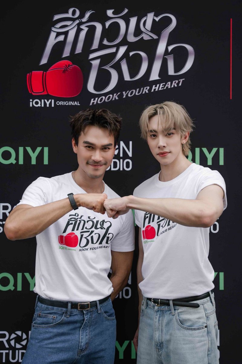 woopmag's tweet photo. เปิดยกแรกก็ฮุกใจ! "ดีแลนด์-ชอน" เคมีแรงเกินต้าน
บวงสรวง iQIYI Original "Hook Your Heart ศึกวันชิงใจ" คึกคัก
#HookYourHeart #ศึกวันชิงใจ #iQIYIOriginal #iQIYI #IronStudio
#DelandDechochai #ShawnChawitkan
ประมวลภาพ 📌https://t.co/nUb6QaGZu7
หลัง iQIYI Thailand ประกาศเปิดโปรเจกต์ iQIYI Original "Hook Your Heart ศึกวันชิงใจ" ซีรีส์แนวโรแมนติกดราม่าสายกีฬาที่ดัดแปลงจากนิยาย BL ชื่อดังของ marchy อย่างเป็นทางการ ก็ได้รับกระแสตอบรับอย่างล้นหลามจากแฟน ๆ ทั้งสายซีรีส์ สายนิยาย และแฟนคลับของนักแสดง ที่ต่างเฝ้ารอติดตามความคืบหน้าของโปรเจกต์เรื่องนี้อย่างใกล้ชิด
ล่าสุด iQIYI Original "Hook Your Heart ศึกวันชิงใจ" ได้ฤกษ์ดีจัดพิธีบวงสรวงเปิดกล้องอย่างเป็นทางการ ณ ลานพระพิฆเนศ ศูนย์การค้ายูเนี่ยน มอลล์ เพื่อความเป็นสิริมงคลก่อนเริ่มต้นการถ่ายทำ โดยมี โคโค่ หยาง Managing Director, iQIYI Thailand, เศกสิทธิ์ เป็นดี Director, Project Development & Artist Development, iQIYI Thailand, ฬอน - คณวัชร สังวริบุตร ผู้บริหาร Iron Studio และผู้กำกับ, แอน - ปรัตธนันท์ สังวริบุตร ผู้บริหาร Iron Studio ร่วมพิธี พร้อมด้วยนักแสดงนำ ดีแลนด์ - เดโชชัย ธิติอภิธาน และ ชอน - ชวิศการ วรโรจน์โยธิน รวมถึงนักแสดงอีกคับคั่ง อาทิ แก้ม - ญาณิศา ธีราธร, ต้อง - สมิตพงศ์ สกุลพงศ์ชัย, กัส - สัจจกุล กุลดา, น้ำมนต์ - กฤตนัย อาสาฬห์ประกิต, เอ๊กซ์ - ปิยะ วิมุกตายน และ เป่าปิง - ด.ญ. ธัญชนิด เดชเส้ง บรรยากาศภายในงานเต็มไปด้วยความอบอุ่นและเป็นกันเอง ท่ามกลางแฟนคลับที่เดินทางมาร่วมให้กำลังใจนักแสดงกันอย่างคับคั่ง เรียกว่าซีรีส์เรื่องนี้ทั้งแรงทั้งปังตั้งแต่ยังไม่เริ่มออกอากาศ
สองนักแสดงนำ ดีแลนด์-ชอน เปิดเผยถึงความรู้สึกหลังเข้าร่วมพิธีบวงสรวงว่า "พวกเราพร้อมเต็มที่สำหรับซีรีส์ iQIYI Original 'Hook Your Heart ศึกวันชิงใจ' ครับ ดีใจมากที่วันนี้ได้มีพิธีบวงสรวงอย่างเป็นทางการ และหวังว่าทุกอย่างจะราบรื่น จากนี้ก็จะเข้าสู่การถ่ายทำจริงแล้ว ตื่นเต้นมาก ต้องขอขอบคุณผู้ใหญ่ทุกท่าน ทั้งทาง iQIYI และ Iron Studio ที่มอบโอกาสให้พวกเราได้เป็นส่วนหนึ่งของโปรเจกต์นี้ รวมถึงการที่พวกเราได้รับโอกาสเป็นนักแสดงในโปรเจกต์ Friend of iQIYI Artist ซึ่งเป็นอีกก้าวสำคัญที่จะเปิดโอกาสใหม่ ๆ ทั้งในประเทศไทยและต่างประเทศ สุดท้ายนี้ต้องขอขอบคุณแฟนคลับทุกคน ทั้งที่มาร่วมพิธีในวันนี้ และแฟน ๆ ที่ติดตามโปรเจกต์ทางหน้าจอ คอยกดไลก์ คอมเมนต์ และแชร์ข่าวสารของซีรีส์และพวกเราอยู่เสมอ พวกเราจะตั้งใจทำงานอย่างเต็มที่ เพื่อมอบผลงานที่ดีที่สุดและตอบแทนทุกแรงสนับสนุนครับ"
เตรียมลุ้นทุกไฟต์บนสังเวียน พร้อมตกหลุมรักไปกับเรื่องราวสุดเข้มข้นของ "เมะหมาเด็ก" และ "เคะกล้าม" ใน iQIYI Original "Hook Your Heart ศึกวันชิงใจ" เร็ว ๆ นี้ รับชมได้ทางแอปพลิเคชัน iQIYI และเว็บไซต์ https://t.co/y2qD18FW5U เท่านั้น
