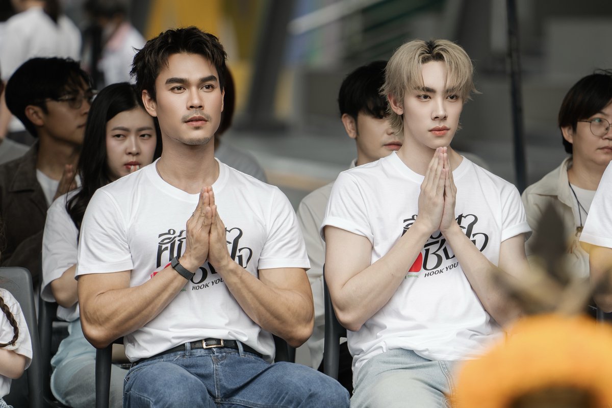 woopmag's tweet photo. เปิดยกแรกก็ฮุกใจ! "ดีแลนด์-ชอน" เคมีแรงเกินต้าน
บวงสรวง iQIYI Original "Hook Your Heart ศึกวันชิงใจ" คึกคัก
#HookYourHeart #ศึกวันชิงใจ #iQIYIOriginal #iQIYI #IronStudio
#DelandDechochai #ShawnChawitkan
ประมวลภาพ 📌https://t.co/nUb6QaGZu7
หลัง iQIYI Thailand ประกาศเปิดโปรเจกต์ iQIYI Original "Hook Your Heart ศึกวันชิงใจ" ซีรีส์แนวโรแมนติกดราม่าสายกีฬาที่ดัดแปลงจากนิยาย BL ชื่อดังของ marchy อย่างเป็นทางการ ก็ได้รับกระแสตอบรับอย่างล้นหลามจากแฟน ๆ ทั้งสายซีรีส์ สายนิยาย และแฟนคลับของนักแสดง ที่ต่างเฝ้ารอติดตามความคืบหน้าของโปรเจกต์เรื่องนี้อย่างใกล้ชิด
ล่าสุด iQIYI Original "Hook Your Heart ศึกวันชิงใจ" ได้ฤกษ์ดีจัดพิธีบวงสรวงเปิดกล้องอย่างเป็นทางการ ณ ลานพระพิฆเนศ ศูนย์การค้ายูเนี่ยน มอลล์ เพื่อความเป็นสิริมงคลก่อนเริ่มต้นการถ่ายทำ โดยมี โคโค่ หยาง Managing Director, iQIYI Thailand, เศกสิทธิ์ เป็นดี Director, Project Development & Artist Development, iQIYI Thailand, ฬอน - คณวัชร สังวริบุตร ผู้บริหาร Iron Studio และผู้กำกับ, แอน - ปรัตธนันท์ สังวริบุตร ผู้บริหาร Iron Studio ร่วมพิธี พร้อมด้วยนักแสดงนำ ดีแลนด์ - เดโชชัย ธิติอภิธาน และ ชอน - ชวิศการ วรโรจน์โยธิน รวมถึงนักแสดงอีกคับคั่ง อาทิ แก้ม - ญาณิศา ธีราธร, ต้อง - สมิตพงศ์ สกุลพงศ์ชัย, กัส - สัจจกุล กุลดา, น้ำมนต์ - กฤตนัย อาสาฬห์ประกิต, เอ๊กซ์ - ปิยะ วิมุกตายน และ เป่าปิง - ด.ญ. ธัญชนิด เดชเส้ง บรรยากาศภายในงานเต็มไปด้วยความอบอุ่นและเป็นกันเอง ท่ามกลางแฟนคลับที่เดินทางมาร่วมให้กำลังใจนักแสดงกันอย่างคับคั่ง เรียกว่าซีรีส์เรื่องนี้ทั้งแรงทั้งปังตั้งแต่ยังไม่เริ่มออกอากาศ
สองนักแสดงนำ ดีแลนด์-ชอน เปิดเผยถึงความรู้สึกหลังเข้าร่วมพิธีบวงสรวงว่า "พวกเราพร้อมเต็มที่สำหรับซีรีส์ iQIYI Original 'Hook Your Heart ศึกวันชิงใจ' ครับ ดีใจมากที่วันนี้ได้มีพิธีบวงสรวงอย่างเป็นทางการ และหวังว่าทุกอย่างจะราบรื่น จากนี้ก็จะเข้าสู่การถ่ายทำจริงแล้ว ตื่นเต้นมาก ต้องขอขอบคุณผู้ใหญ่ทุกท่าน ทั้งทาง iQIYI และ Iron Studio ที่มอบโอกาสให้พวกเราได้เป็นส่วนหนึ่งของโปรเจกต์นี้ รวมถึงการที่พวกเราได้รับโอกาสเป็นนักแสดงในโปรเจกต์ Friend of iQIYI Artist ซึ่งเป็นอีกก้าวสำคัญที่จะเปิดโอกาสใหม่ ๆ ทั้งในประเทศไทยและต่างประเทศ สุดท้ายนี้ต้องขอขอบคุณแฟนคลับทุกคน ทั้งที่มาร่วมพิธีในวันนี้ และแฟน ๆ ที่ติดตามโปรเจกต์ทางหน้าจอ คอยกดไลก์ คอมเมนต์ และแชร์ข่าวสารของซีรีส์และพวกเราอยู่เสมอ พวกเราจะตั้งใจทำงานอย่างเต็มที่ เพื่อมอบผลงานที่ดีที่สุดและตอบแทนทุกแรงสนับสนุนครับ"
เตรียมลุ้นทุกไฟต์บนสังเวียน พร้อมตกหลุมรักไปกับเรื่องราวสุดเข้มข้นของ "เมะหมาเด็ก" และ "เคะกล้าม" ใน iQIYI Original "Hook Your Heart ศึกวันชิงใจ" เร็ว ๆ นี้ รับชมได้ทางแอปพลิเคชัน iQIYI และเว็บไซต์ https://t.co/y2qD18FW5U เท่านั้น
