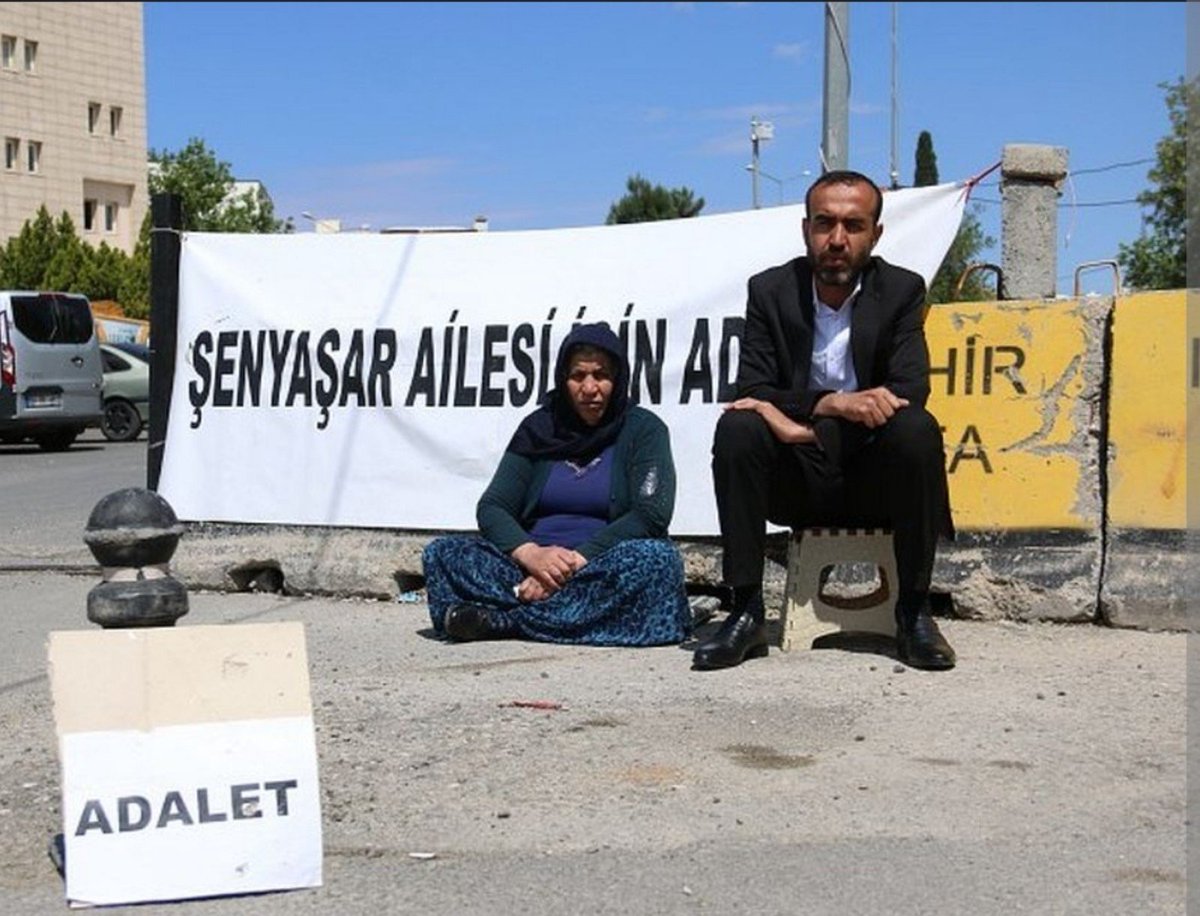 Rmzy14725's tweet photo. Tweet atmak neyimize yetmiyor,eylemde nedir,kim eylem yapıp adalet aramış?
Zaten Emine Şenyaşar'da evinde nané sélé yaparken CB yardımcısı rüyasında görüp ilham gelip gitmedimi yanına?
 
Ctesi anneleri 1114 haftadır canları sıkıldığı için zaten eylem yapıyorlar (pazar tatil ondan)...!

Selahattin Demirtaş'ta hapiste keyfi yatıyor, mahpuslar için empati kuruyordu zaten...!

Oturun oturduğunuz yerde!
Birgün birilerinin rüyasına girersiniz ne olacak..
Yüksel 40 kg vermiş!
Enes'in gençliği  hayalleri bitmiş!
Salim çocuklarından ayrı kalmış,çoluk çocuğu perişan olmuş!
Remziye anne yaşlı başlı meydanlarda adalet aramış!
Eren annesine hasret ordan oraya savrulmuş!!!
Ne olmuş yani dünyanın sonu mu???

#nariniçinumut
#narinveailesiiçindalet
