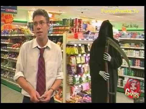 dirseg_es's tweet photo. Me recuerda a esta broma de Just for laughs. Aunque no sé si en España la caracterización de la muerte de esa manera nos impresionaría mucho. A mí si te disfrazas de comercial de Tecnocasa me acojonaría más.

https://t.co/2zYQMigA5E https://t.co/wsnWgf9pOo