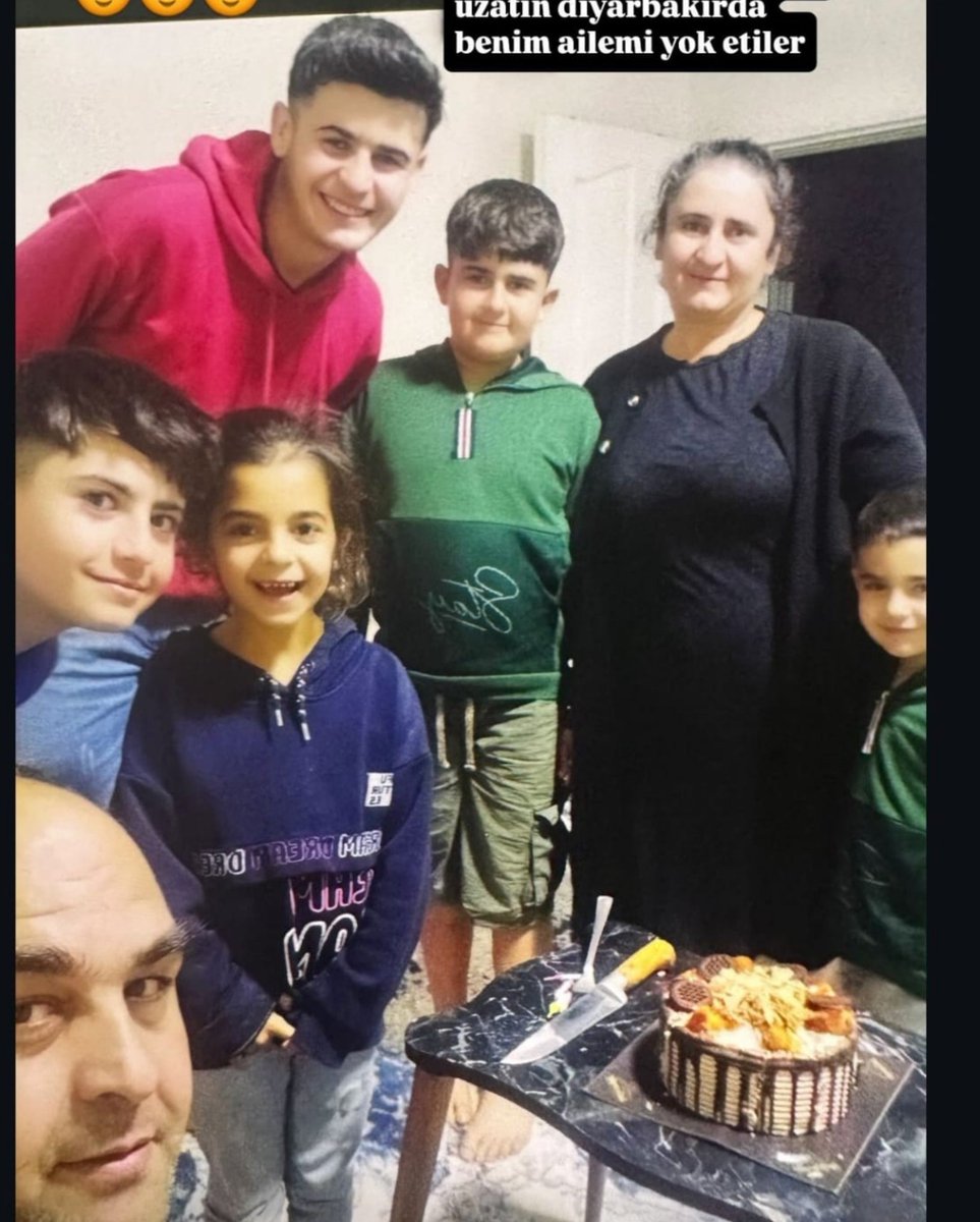 Rmzy14725's tweet photo. Tweet atmak neyimize yetmiyor,eylemde nedir,kim eylem yapıp adalet aramış?
Zaten Emine Şenyaşar'da evinde nané sélé yaparken CB yardımcısı rüyasında görüp ilham gelip gitmedimi yanına?
 
Ctesi anneleri 1114 haftadır canları sıkıldığı için zaten eylem yapıyorlar (pazar tatil ondan)...!

Selahattin Demirtaş'ta hapiste keyfi yatıyor, mahpuslar için empati kuruyordu zaten...!

Oturun oturduğunuz yerde!
Birgün birilerinin rüyasına girersiniz ne olacak..
Yüksel 40 kg vermiş!
Enes'in gençliği  hayalleri bitmiş!
Salim çocuklarından ayrı kalmış,çoluk çocuğu perişan olmuş!
Remziye anne yaşlı başlı meydanlarda adalet aramış!
Eren annesine hasret ordan oraya savrulmuş!!!
Ne olmuş yani dünyanın sonu mu???

#nariniçinumut
#narinveailesiiçindalet