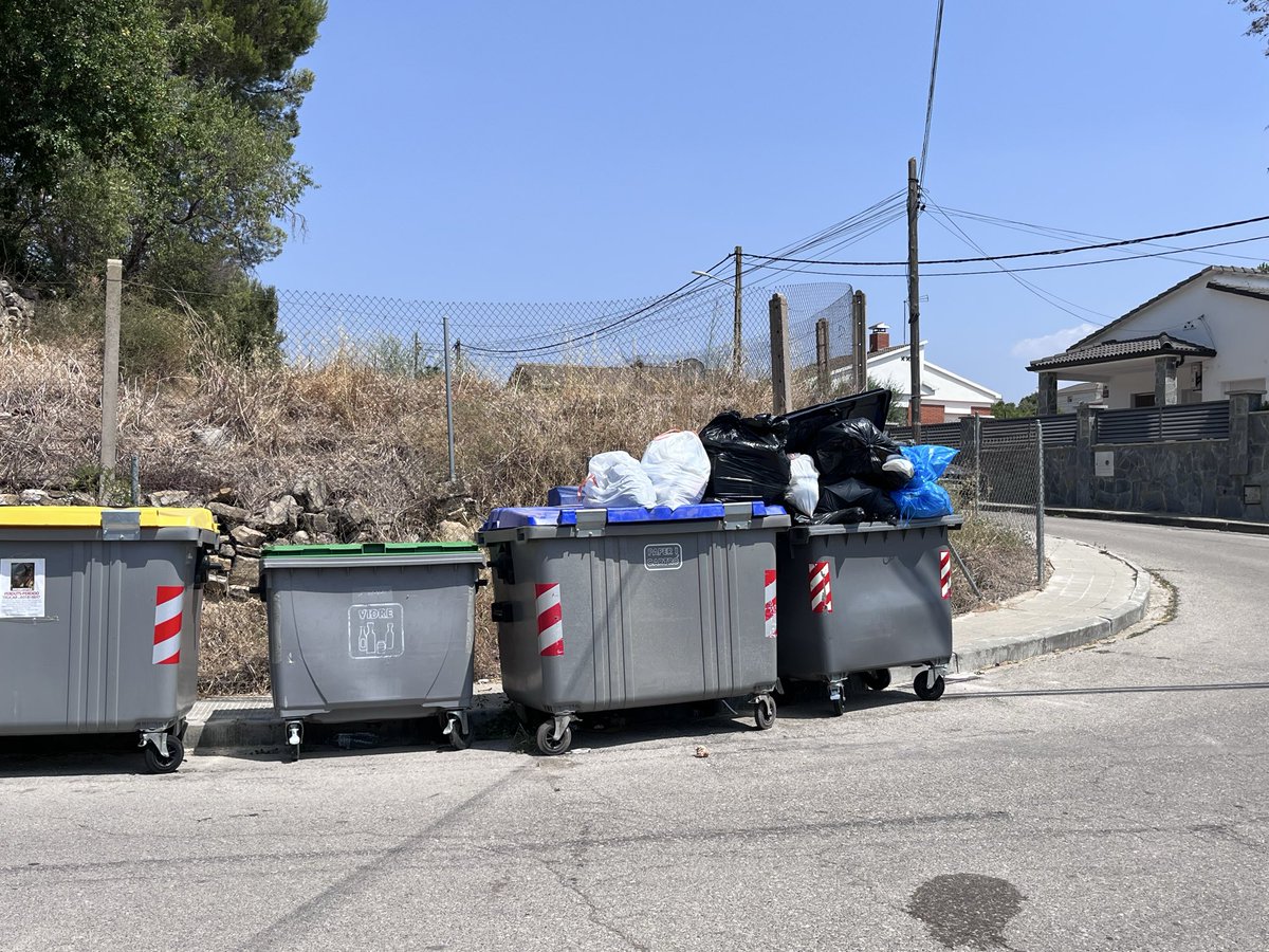 IsaacRB7's tweet photo. Vergonyosa la geatió dels residus de #ajuntamentdecastellgalí #consorcideresidusdelBages #Castellgalí. Entre aquestes dues fotos dels contenidors del Carrer Mestral hi ha més de dos dies de diferència. Totalment insalubre. https://t.co/c1KGi5jfxF