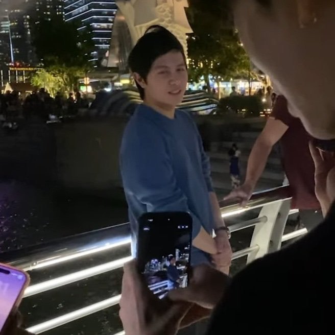MarziaRahman55's tweet photo. Willy u look cuter with side swept style too🤭

#KatanyutonightxWilliamEst #WilliamEst 
​💬: William, hairstyle is naarak maak (so cute)
🎸: Huh?
💬: Hairstyle naraak maak
🎸: (Turns to Phi Yu & told him) I think I'd look better with side- swept hairstyle like urs..
🦈: (smiling & looking at Willy)