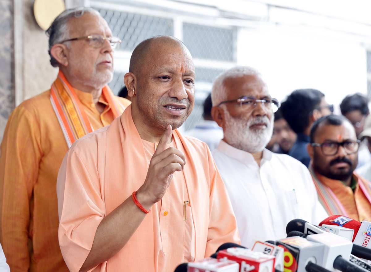 CMOfficeUP's tweet photo. मुख्यमंत्री @myogiadityanath जी ने आज उत्तर प्रदेश विधान सभा की कार्यवाही के संबंध में विधान भवन, लखनऊ में मीडिया प्रतिनिधियों को संबोधित किया। https://t.co/4eoSdppnBJ