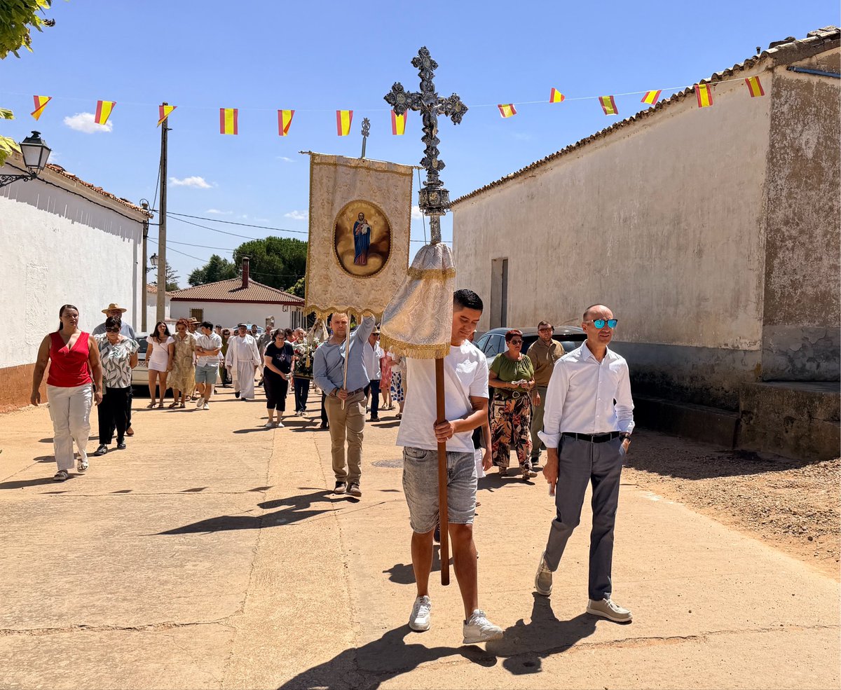 JuanjoDelgadoes's tweet photo. Llegasteis a nuestro pueblo con la maleta cargada de ilusiones y una nueva vida por delante. Hoy, sois la esperanza de que nuestro pueblo puede tener vida.
Yésica, Víctor, Jero y Nico, os queremos en Almarail y nos sentimos muy orgullosos de veros felices entre nosotros. https://t.co/RtMuacfJSN
