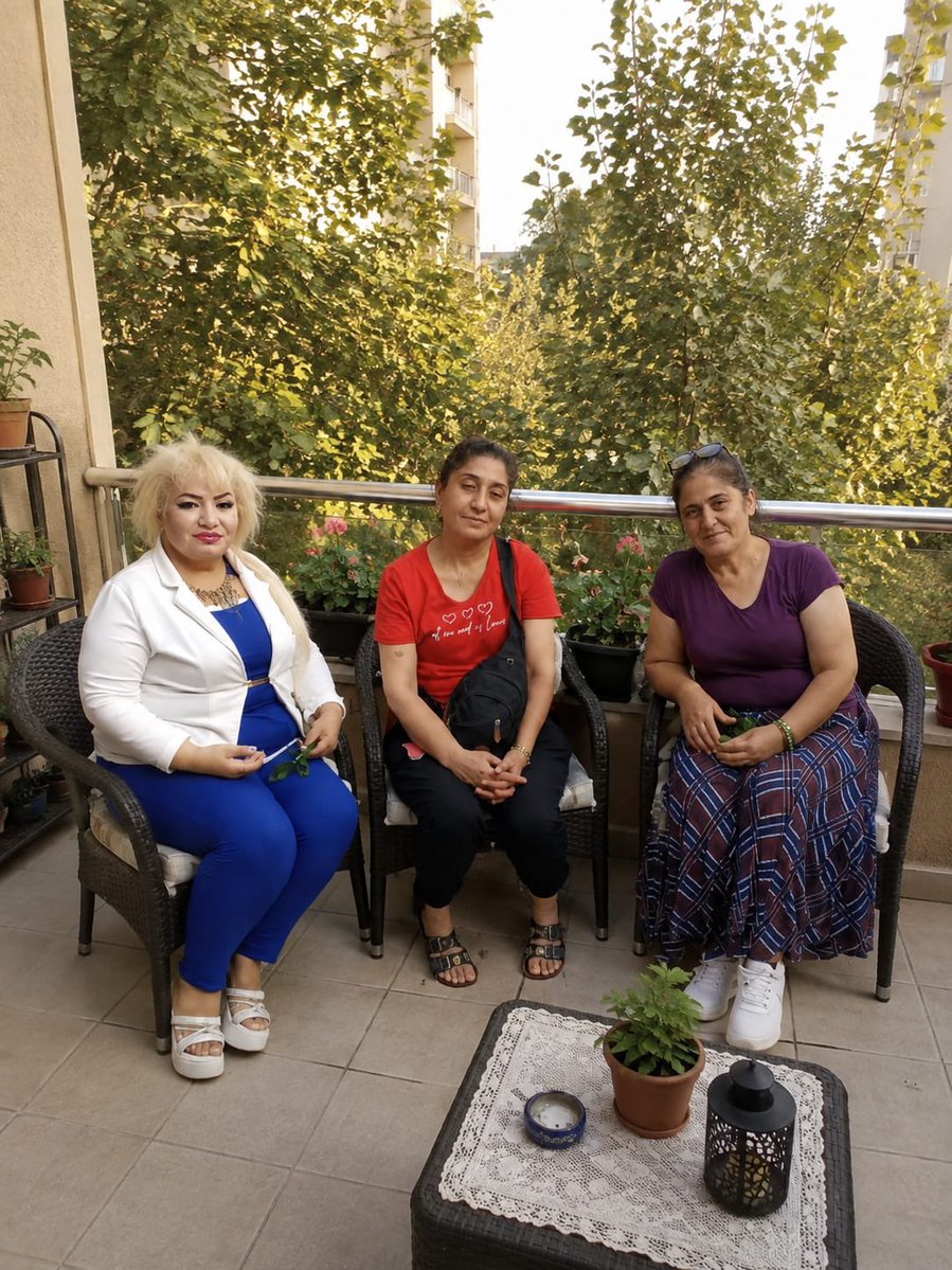 akkadincukurov1's tweet photo. 📍Kurttepe
İlçe Yönetim Kurulu Üyelerimiz Nursel Özcan ve Aliye Karayol, Behiye Hanım ile sohbet ederek Cumhurbaşkanımızın selamlarını ilettiler. Samimi muhabbetimiz ile gönül bağlarımızı güçlendirdik.Partimize verdiği destek için kendisine çok teşekkür ediyoruz. https://t.co/EJYrgx9MoX