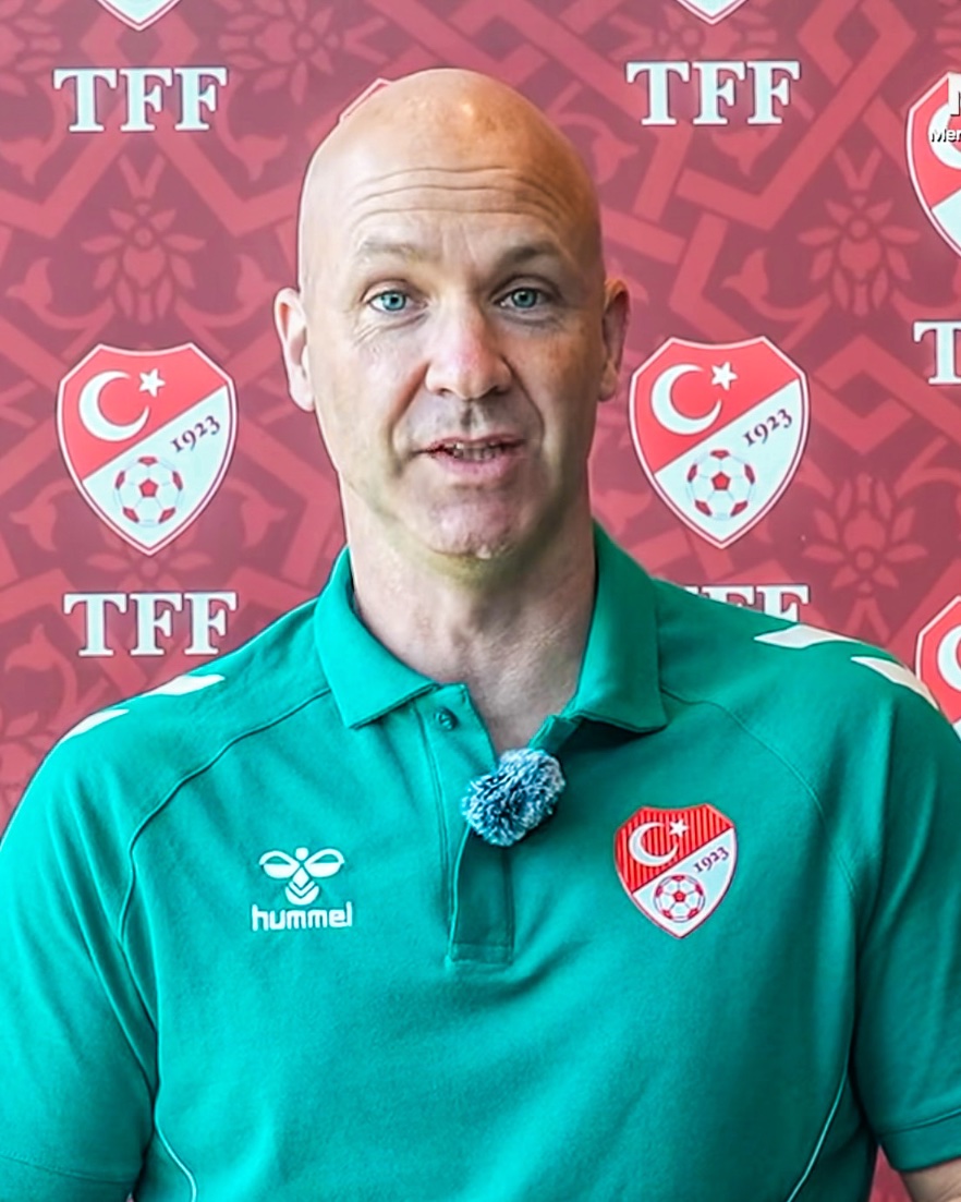 eurofootcom's tweet photo. 🚨✍️ 𝐎𝐅𝐅𝐈𝐂𝐈𝐀𝐋 | Anthony Taylor is the new Director of Elite Refereeing at the Turkish Football Federation. 🏴󠁧󠁢󠁥󠁮󠁧󠁿🇹🇷

He will shape the technical development of refereeing, help develop match officials and strengthen the referee programme. https://t.co/lPwff5M8pF