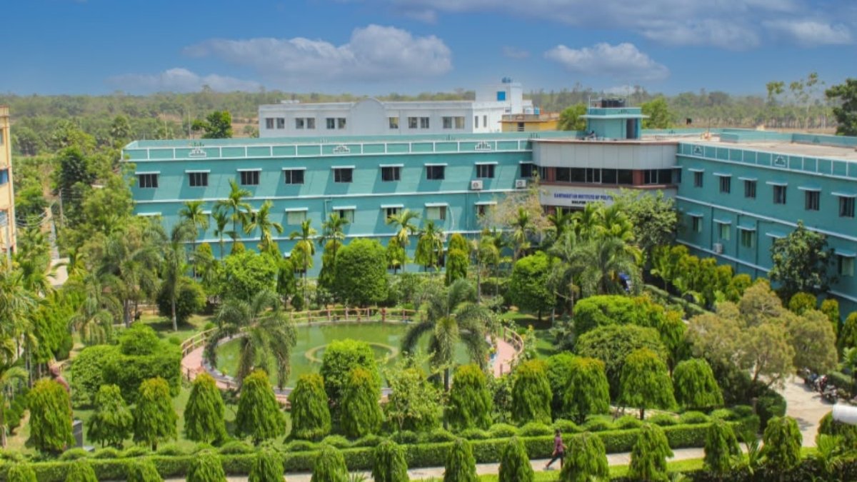 SouvikReports's tweet photo. From Bengal's paddy fields to global recognition at Westminster, Malay Pit's inspiring journey reflects the power of vision, perseverance and transformative education to create lasting impact.
#Inspiration #Education #Leadership #India #SuccessStory https://t.co/f85bqwAtYe