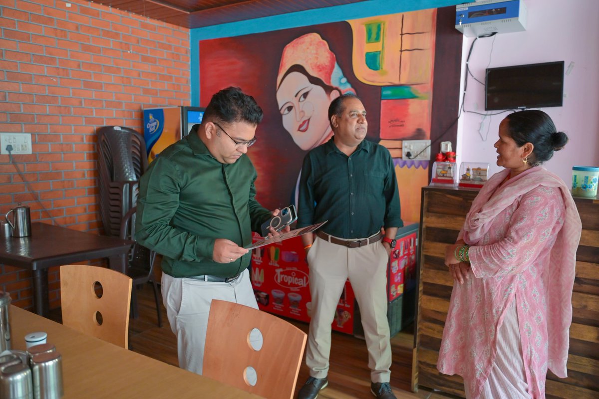DmRudraprayag's tweet photo. जिलाधिकारी श्री विशाल मिश्रा ने अगस्त्यमुनि स्थित महिला स्वयं सहायता समूह द्वारा संचालित सरस भोजनालय का निरीक्षण किया। उन्होंने समूह की महिलाओं के आत्मनिर्भरता के प्रयासों की सराहना करते हुए प्रशासन की ओर से हरसंभव सहयोग का भरोसा दिया।
#Rudraprayag #SelfHelpGroups #WomenEmpower https://t.co/0Q01jpWt5U