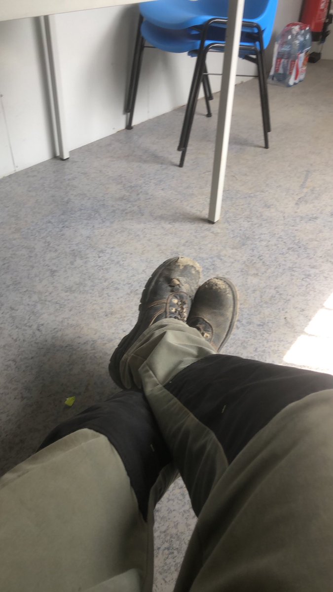 matlho23's tweet photo. Qui veux bouffer mes chaussure de secu toute sale ??!!?? https://t.co/LIm3N2GMwL