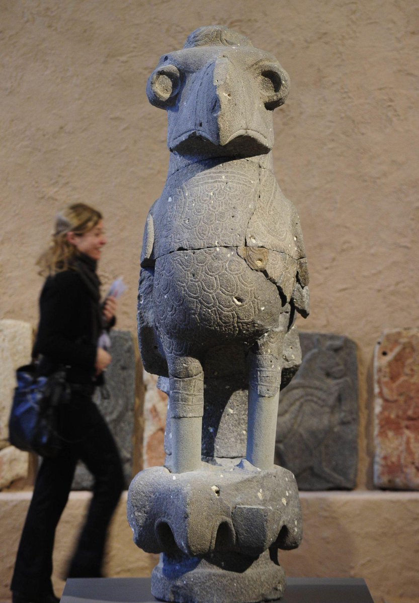 SyriaHistoryLab's tweet photo. A 3,000-year-old bird from Syria now stands in Berlin. Carved in basalt at Tell Halaf, it dates to the 10th–9th century BCE and rises 1.87 m high. Vorderasiatisches Museum, VA 08979.

#SyrianHeritage #TellHalaf https://t.co/Cmw204Mmhg
