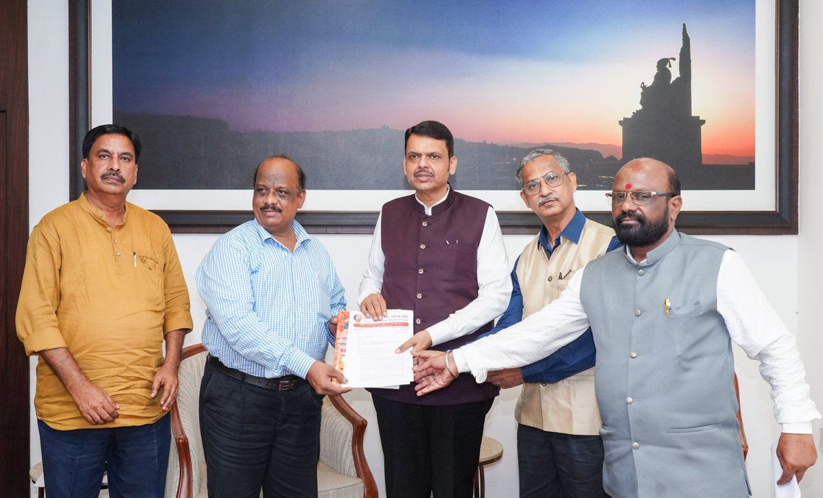 CMOMaharashtra's tweet photo. 🔸A delegation of the Bharatiya Mazdoor Sangh, Maharashtra Pradesh, called on CM Devendra Fadnavis at Varsha Bungalow in Mumbai today.

🔸मुख्यमंत्री देवेंद्र फडणवीस यांची आज मुंबई येथील वर्षा निवासस्थानी भारतीय मजदूर संघ, महाराष्ट्र प्रदेशच्या शिष्टमंडळाने भेट घेतली.

🔸मुख्यमंत्री देवेंद्र फडणवीस इनसे आज मुंबई स्थित वर्षा आवास पर भारतीय मजदूर संघ, महाराष्ट्र प्रदेश के प��रतिनिधिमंडल ने भेंट की।

🕝 2.40pm | 5-8-2026📍Varsha Bungalow, Mumbai | दु. २.४० वा. | ५-८-२०२६📍वर्षा निवासस्थान, मुंबई.

@Dev_Fadnavis
#Maharashtra #DevendraFadnavis #Mumbai