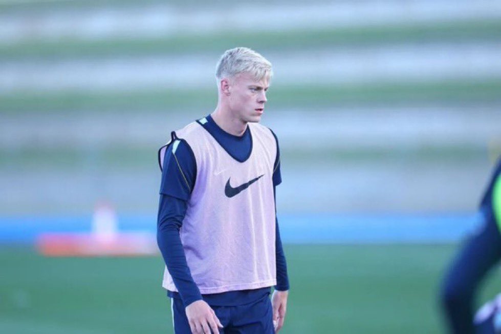 SpursArmyTweets's tweet photo. 🚨🎙️ NEW: Roberto De Zerbi REVEALS he messaged Jan Paul van Hecke telling him to “F*CK OFF” for trying to send #thfc down with Brighton! 🤣

“With JP [van Hecke], after the Everton game, I sent the message 'F*** off, you wanted to send down Tottenham for Brighton when you made the assist to Georginio Rutter, now you have to come to me, yes or yes, you have no choice!'.

“It was straight after the game, right in my dressing room, my office in the Tottenham stadium, I sent a message to my daughter, and then JP.”

@AlasdairGold