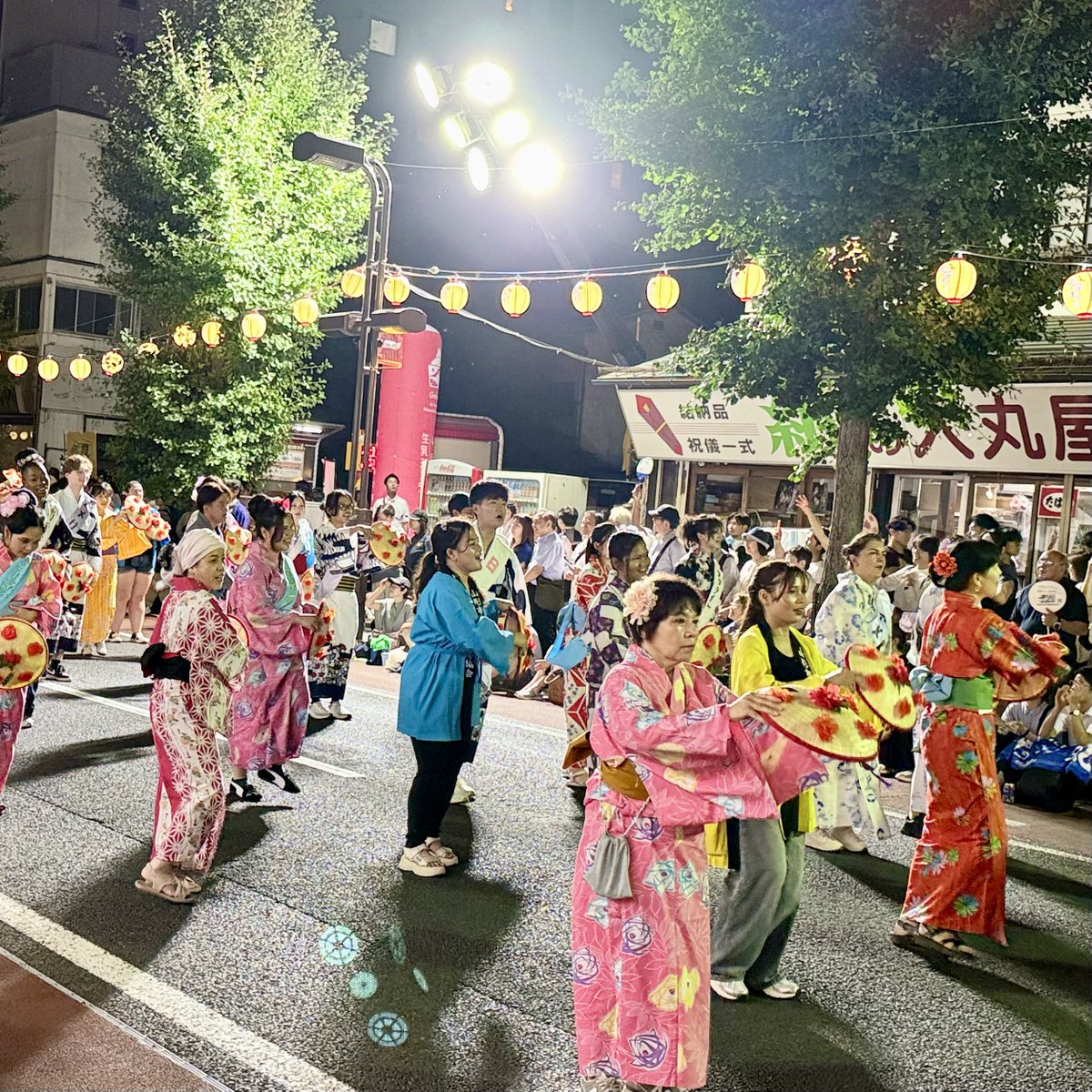 arasanta's tweet photo. 山形まで来た！
さっそく山形を代表する夏祭り、花笠まつりを見る！！
華やかで優雅な踊りでこれもまたいいですねー♪ https://t.co/Y2pj1IXheH