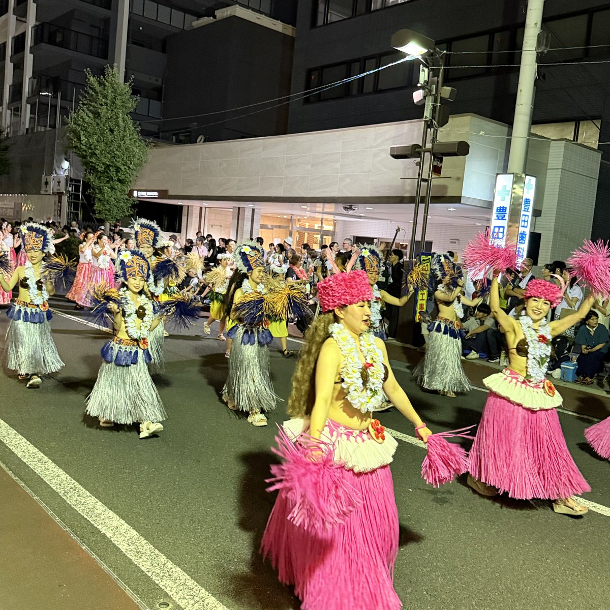 arasanta's tweet photo. 山形まで来た！
さっそく山形を代表する夏祭り、花笠まつりを見る！！
華やかで優雅な踊りでこれもまたいいですねー♪ https://t.co/Y2pj1IXheH