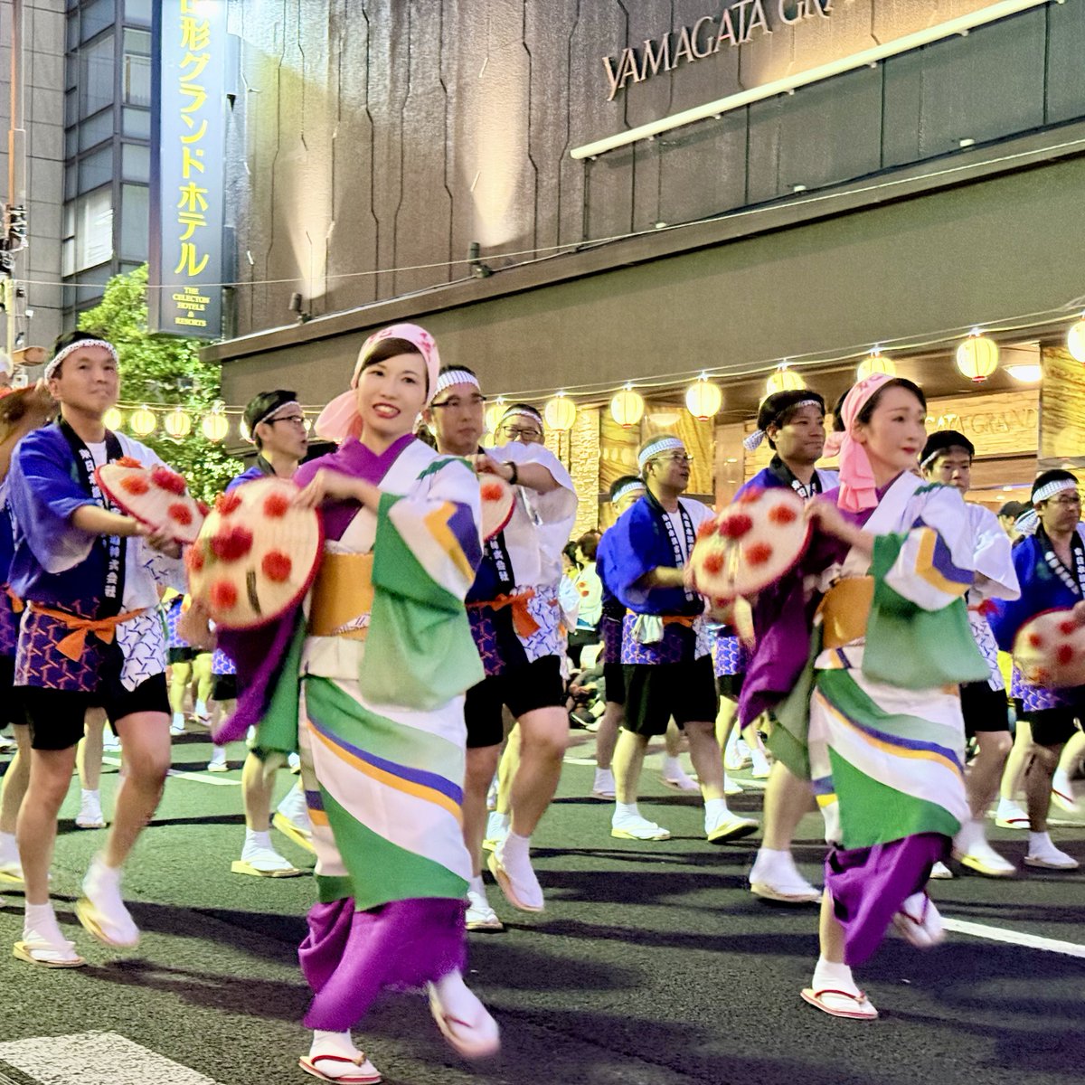 arasanta's tweet photo. 山形まで来た！
さっそく山形を代表する夏祭り、花笠まつりを見る！！
華やかで優雅な踊りでこれもまたいいですねー♪ https://t.co/Y2pj1IXheH