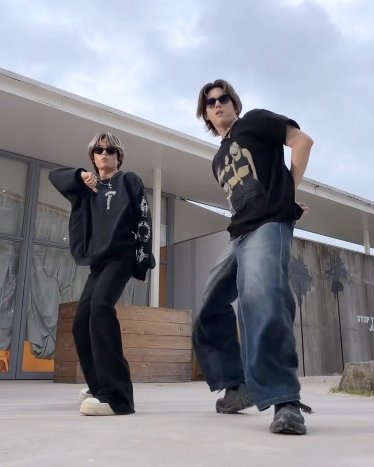 polaris_pohjola's tweet photo. かっこよすぎるランタク😎🦅😎🍓
ジャンプしてるとこかわいい♡♡
#MAZZEL #RAN #TAKUTO #thisishowwedoit

https://t.co/Ht5ZnOIHf7 https://t.co/kvs4mn4hOH