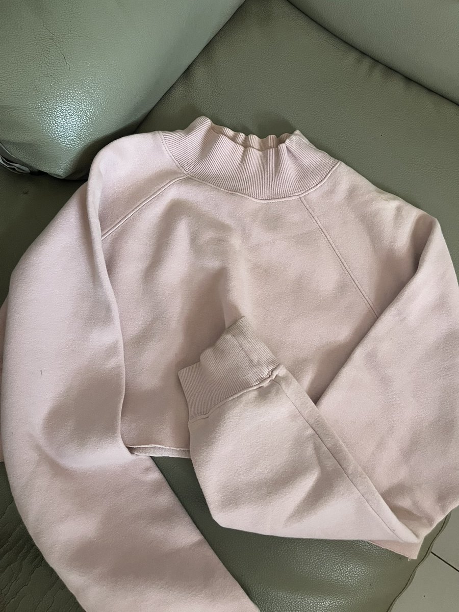 cremeeuna's tweet photo. slide 1 (beige studio top) = 75k
slide 2 (zara top) = 85k
slide 4 (sweater) = 75k https://t.co/1RBy1BpHHO
