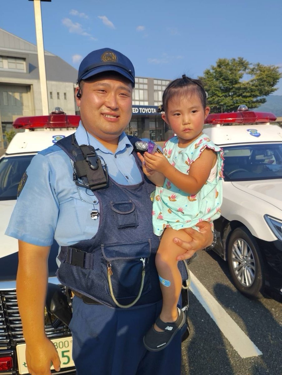 NPA_saigaiKOHO's tweet photo. 熊本県内に応援派遣された特別自動車警ら部隊は、被災場所のみならず、避難所も回りながらパトロールを行っています。写真は、京都府警察の特別自動車警ら部隊が、上益城郡御船町内で避難している方々と交流している様子です。
#令和８年熊本地震 #京都府警察 https://t.co/zHVCAdCkx2