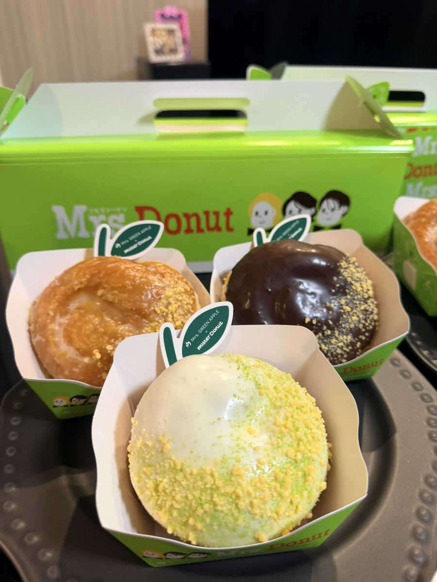 maron08051012's tweet photo. ミセスドーナツ受け取って来ました🍏
かわいいドーナツ🍩💚
とりあえず1個いただきました😋
明日の朝も食べよーっと💕
#ミスド
#ミセスドーナツ
#MrsGREENAPPLE 
#RingoJam https://t.co/CxAlynG0BW