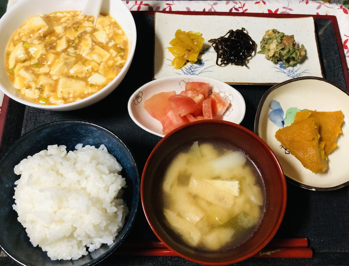 sousyu1028's tweet photo. #晩ごはん
ごはんと根深汁
麻婆豆腐
かぼちゃ煮
塩トマト
紫蘇と茗荷の梅肉味噌
しそ昆布
つぼ漬け
今日も一日お疲れ様でした☺️
#料理記録 #Twitter家庭料理部 #料理好きと繋がりたい #おうちごはん https://t.co/7KNLFQhcsW