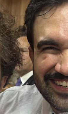 Read_Acted's tweet photo. Facial chirality, a term used by former FBI agent and body-language specialist Joe Navarro, is emotional asymmetry in which the two halves of a face appear to express conflicting states. A broad, ingratiating grin on one side and a cold or hostile expression on the other may suggest competing emotions, suppressed anger or contempt, or an effort to manage how one is perceived. Navarro stresses that this is a clue to emotional incongruence—not proof of deception—but it can signal that the displayed emotion is not the whole story.