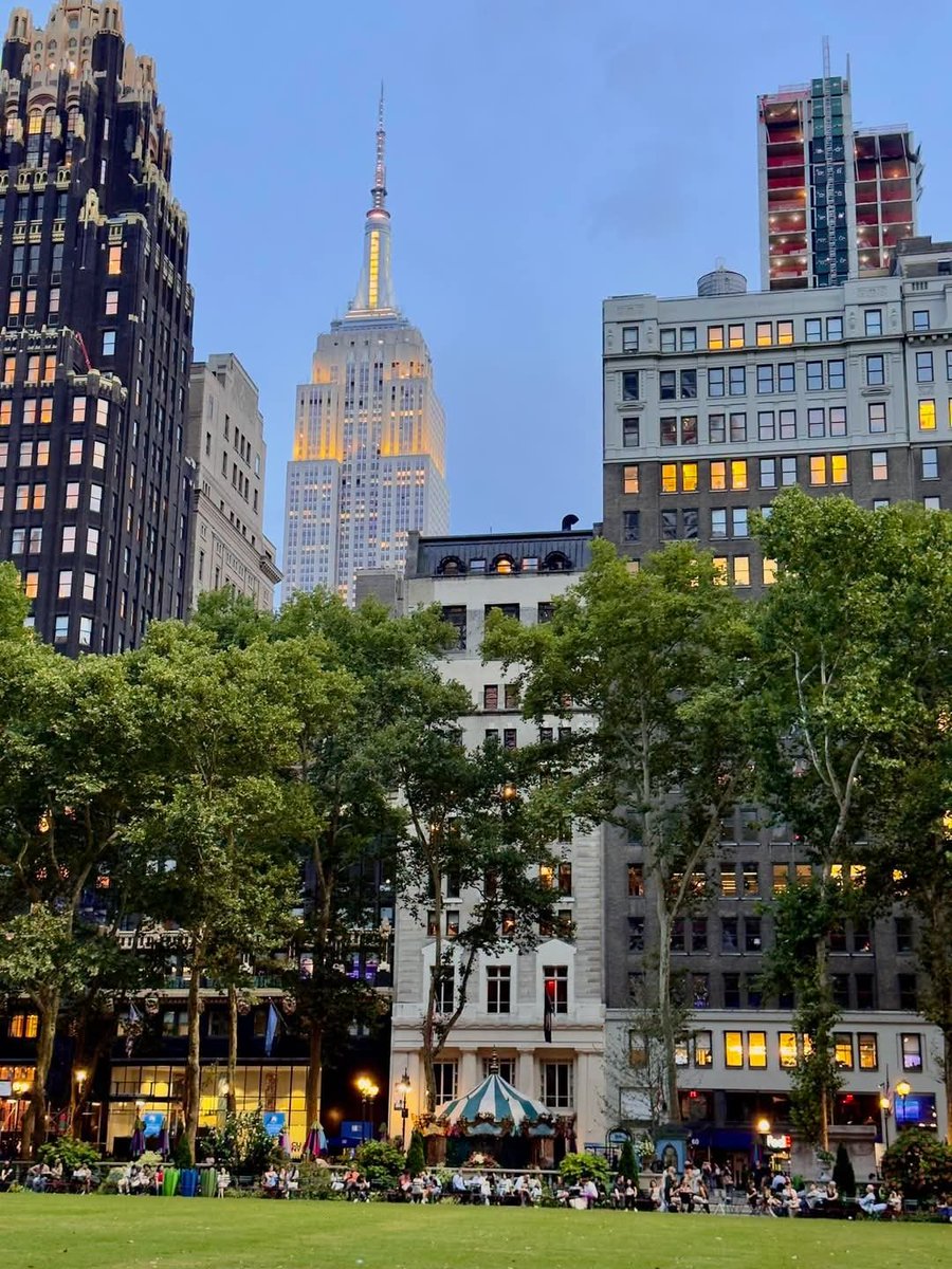PrettyCitiesX's tweet photo. Bryant Park , New York City 🗽 https://t.co/0V9KskS6DU
