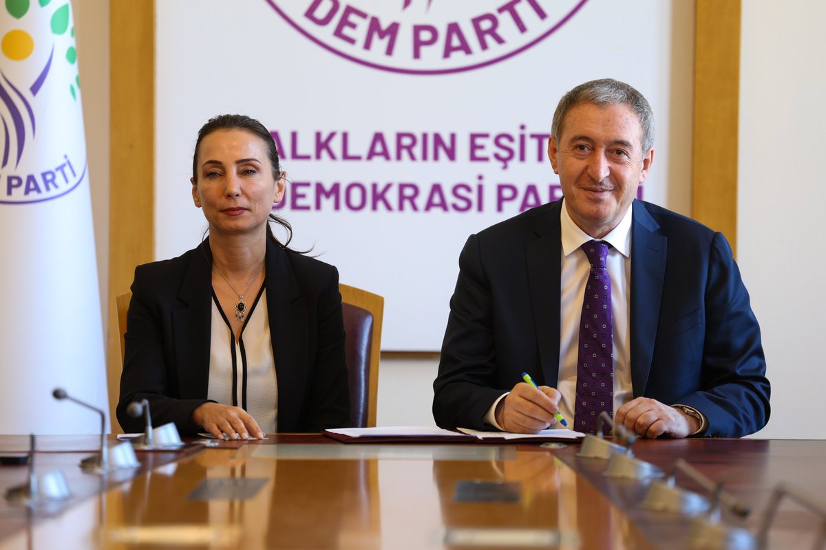erifellb's tweet photo. DEM Parti Eş Genel Başkanları Tülay Hatimoğulları ve Tuncer Bakırhan, "çerçeve yasa" teklifine imza attı. https://t.co/iwRmXppVkB
