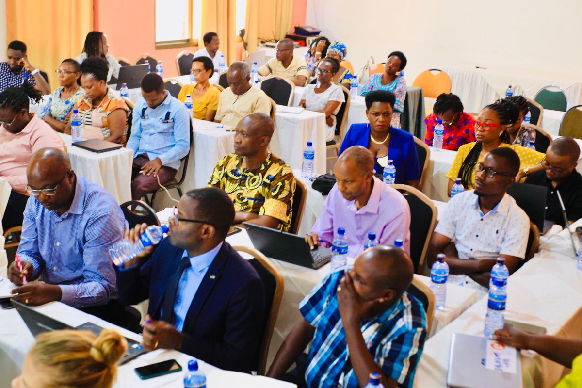 msp_burundi's tweet photo. Kura Kibondo III : un héritage durable pour la nutrition et la résilience des communautés au Burundi 🇧🇮.

Le projet Kura Kibondo III, officiellement clôturé le 4 mai 2026, laisse un bilan remarquable et une contribution majeure aux efforts du Gouvernement du Burundi pour prévenir la malnutrition et renforcer la sécurité alimentaire et nutritionnelle des populations les plus vulnérables.
Principaux résultats :
✅ 1 944 Parents lumière renforcés régulièrement ;
✅ 12 058 Agents de Santé Communautaires (ASC) renforcés regulièrement sur le dépistage, la référence et la contre-référence ;
✅ 1 498 moniteurs agricoles et 25 agronomes communaux formés aux techniques de production résilientes, à l'agriculture sensible à la nutrition et à l'approche AVEC ;
✅ 4 361 enfants souffrant de malnutrition aiguë modérée (MAM) réhabilités sur 4 450 admis dans les FARN, soit 98 % de réussite ;
✅ 1 854 ménages parmi les plus vulnérables soutenus économiquement ;
✅ 498 groupes AVEC mis en place, dont 276 développant des activités génératrices de revenus (AGR) collectives ;
✅ 92 % des femmes des ménages ayant des enfants MAM ont adhéré aux AVEC ;
✅ 2 420 leaders communautaires et religieux renforcés sur les techniques de mobilisation communautaire à travers l'approche REFLECT ;
✅ 496 Groupes de Sécurité Alimentaire et Nutritionnelle (GSAN) créés.
Présidant la cérémonie de clôture, le Directeur Général de la Prévention et de la Sécurité Sanitaire au @msp_burundi, Dr Ntihabose O., a salué l'appui financier de l'Ambassade du Royaume des Pays-Bas au Burundi ainsi que l'engagement de WeWorld-GVC et de ses partenaires de mise en œuvre. Il a également rendu hommage aux autorités administratives et sanitaires, aux acteurs communautaires et aux communautés bénéficiaires, dont l'implication a été déterminante dans la réussite du projet.
#Burundi #Nutrition #SécuritéAlimentaire #Santé #Développement #KuraKibondo