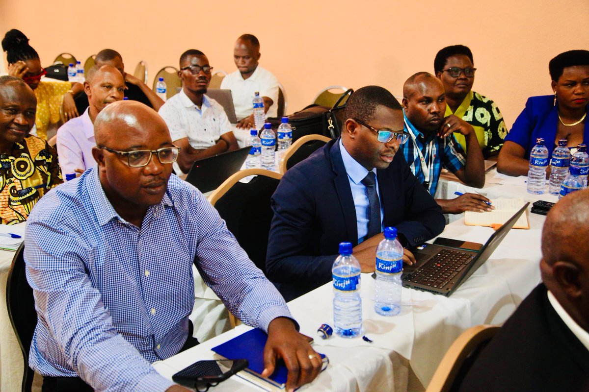 msp_burundi's tweet photo. Kura Kibondo III : un héritage durable pour la nutrition et la résilience des communautés au Burundi 🇧🇮.

Le projet Kura Kibondo III, officiellement clôturé le 4 mai 2026, laisse un bilan remarquable et une contribution majeure aux efforts du Gouvernement du Burundi pour prévenir la malnutrition et renforcer la sécurité alimentaire et nutritionnelle des populations les plus vulnérables.
Principaux résultats :
✅ 1 944 Parents lumière renforcés régulièrement ;
✅ 12 058 Agents de Santé Communautaires (ASC) renforcés regulièrement sur le dépistage, la référence et la contre-référence ;
✅ 1 498 moniteurs agricoles et 25 agronomes communaux formés aux techniques de production résilientes, à l'agriculture sensible à la nutrition et à l'approche AVEC ;
✅ 4 361 enfants souffrant de malnutrition aiguë modérée (MAM) réhabilités sur 4 450 admis dans les FARN, soit 98 % de réussite ;
✅ 1 854 ménages parmi les plus vulnérables soutenus économiquement ;
✅ 498 groupes AVEC mis en place, dont 276 développant des activités génératrices de revenus (AGR) collectives ;
✅ 92 % des femmes des ménages ayant des enfants MAM ont adhéré aux AVEC ;
✅ 2 420 leaders communautaires et religieux renforcés sur les techniques de mobilisation communautaire à travers l'approche REFLECT ;
✅ 496 Groupes de Sécurité Alimentaire et Nutritionnelle (GSAN) créés.
Présidant la cérémonie de clôture, le Directeur Général de la Prévention et de la Sécurité Sanitaire au @msp_burundi, Dr Ntihabose O., a salué l'appui financier de l'Ambassade du Royaume des Pays-Bas au Burundi ainsi que l'engagement de WeWorld-GVC et de ses partenaires de mise en œuvre. Il a également rendu hommage aux autorités administratives et sanitaires, aux acteurs communautaires et aux communautés bénéficiaires, dont l'implication a été déterminante dans la réussite du projet.
#Burundi #Nutrition #SécuritéAlimentaire #Santé #Développement #KuraKibondo